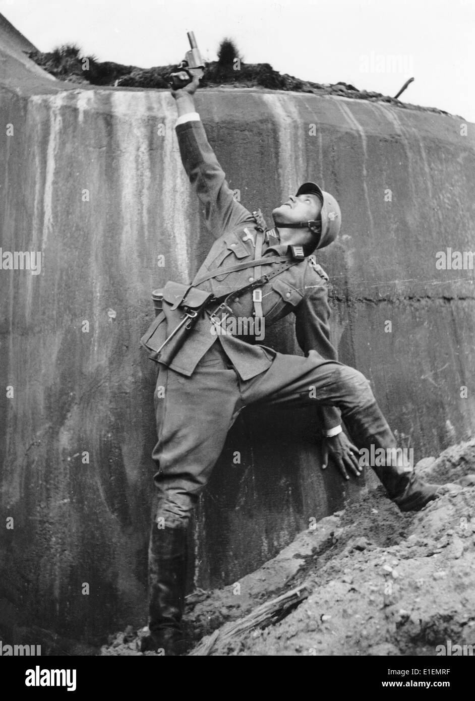 Dieses Motiv aus den Berichten der Nationalsozialisten zeigt eine sapper Schocktruppe der deutschen Infanterie während eines Angriffs auf eine feindliche Kampfposition im Oktober 1939. Der Anführer der Angriffseinheit feuert ein Leuchtsignal ab, um den Kommandeur und die Artilleriebeobachter wissen zu lassen, dass die Schocktruppe den feindlichen Bunker gestürmt und einen Bruch für den Angriff der Infanterie geschaffen hat. Fotoarchiv für Zeitgeschichtee -KEIN KABELDIENST- Stockfoto