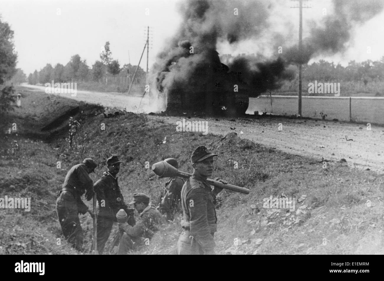 Propagandatext! Aus den Nachrichten der Nazis auf der Rückseite des Bildes: "Brennender sowjetischer Panzer, der durch unsere Panzerabwehrwaffen im Courland-Operationssaal außer Gefecht gesetzt wurde." Foto von der Ostfront/Lettland, 10. Oktober 1944. (Qualitätsmängel aufgrund der historischen Bildkopie) Fotoarchiv für Zeitgeschichtee – KEIN KABELDIENST – Stockfoto