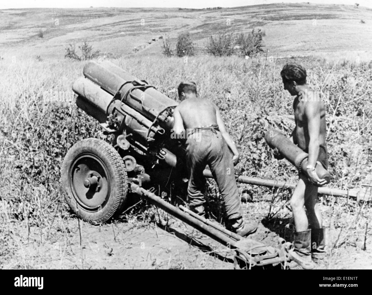 Soldaten der deutschen Wehrmacht laden einen Nebelwerfer (brennender Rauchmörtel, der zum Abfeuern von Gas, Rauch und hochexplosiven Granaten verwendet wird) während der Kampfhandlungen am Mius im Juli/August 1943 nach. Die Donets-Mius-Schlacht war eine sowjetische Militäroperation an der deutsch-sowjetischen Front während des Zweiten Weltkriegs. Zwischen Juli und August 1943 fanden schwere Kämpfe zwischen der Roten Armee und der Wehrmacht entlang des Flusses Seversky Donets und des Flusses Mius statt. Fotoarchiv für Zeitgeschichtee -KEIN KABELDIENST- Stockfoto