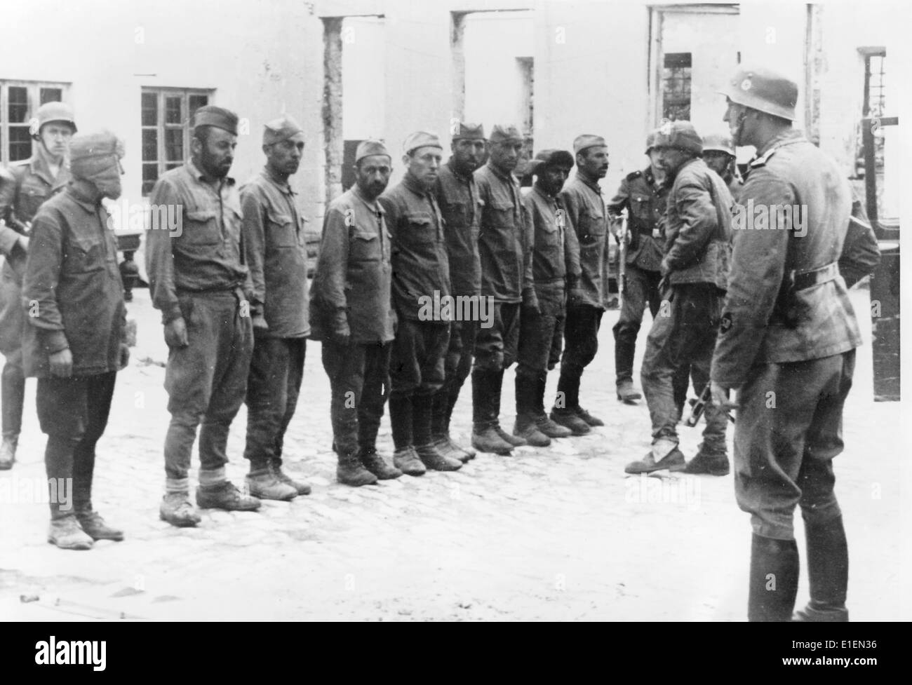 Propagandatext! Aus den Nazi-Nachrichten, die auf der Rückseite des Bildes berichten: "Kampf gegen Gangs. Die hinterhältigen Banditen werden zum Verhör weggeführt." Foto von der Ostfront/Russland am 12. August 1943. (Qualitätsmängel aufgrund der historischen Bildkopie) Fotoarchiv für Zeitgeschichtee – KEIN KABELDIENST – Stockfoto