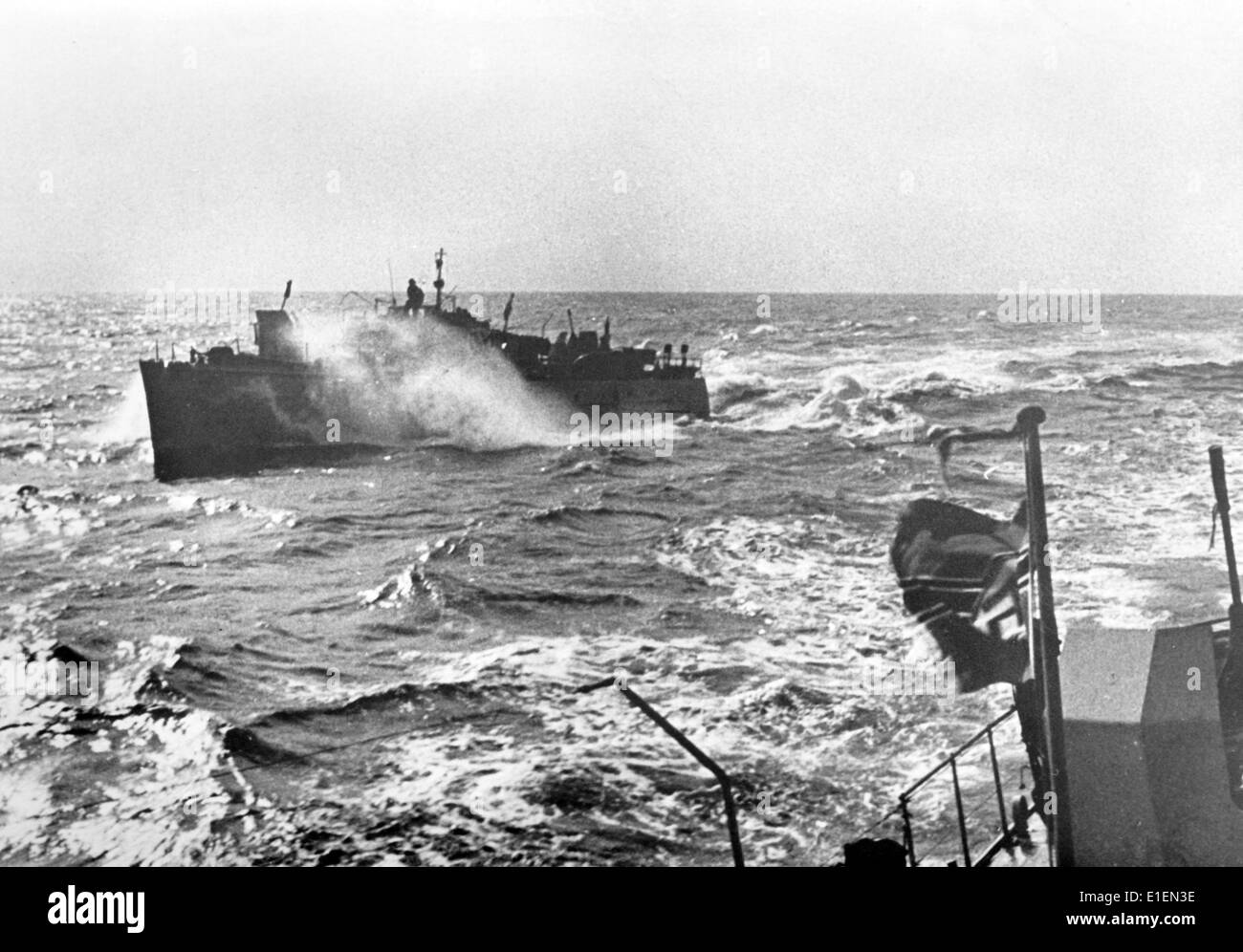 Das Bild aus den Nazi-Nachrichten zeigt einen deutschen Minenräumer im Dezember 1942 im Schwarzen Meer. Fotoarchiv für Zeitgeschichtee -KEIN KABELDIENST- Stockfoto