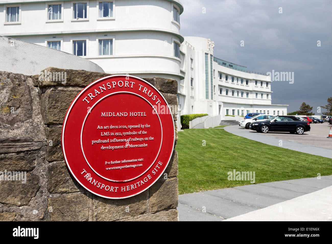 Rote Plakette mit dem Art-Deco-Midland Hotel im Hintergrund, Morecambe Lancashire UK Stockfoto
