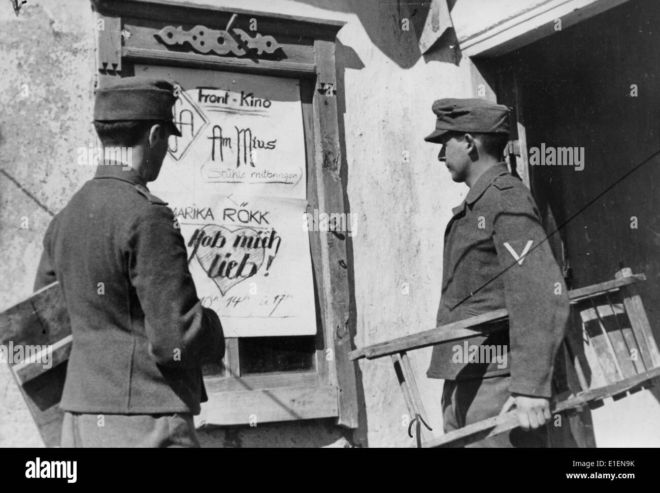 Im April 1943 stehen deutsche Soldaten vor dem Vorderkino "am Mius" an der Ostfront. Der Film „Hab mich lieb“ (Make Love to Me) mit der österreichisch-deutschen Schauspielerin Marika Roekk. Der Originaltext eines Nazi-Nachrichtenberichts lautet Marika Roekk am Mius. In einem großen Gebäude an der Mius Front hat ein Kino seine Türen geöffnet. Es ist immer noch etwas primitiv, und jeder Besucher muss seinen eigenen Stuhl mitbringen, aber mit der Chance, wieder einen guten deutschen Film zu sehen, sind die Soldaten bereit, sich wenig Mühe zu geben." Fotoarchiv für Zeitgeschichtee - KEIN KABELDIENST Stockfoto