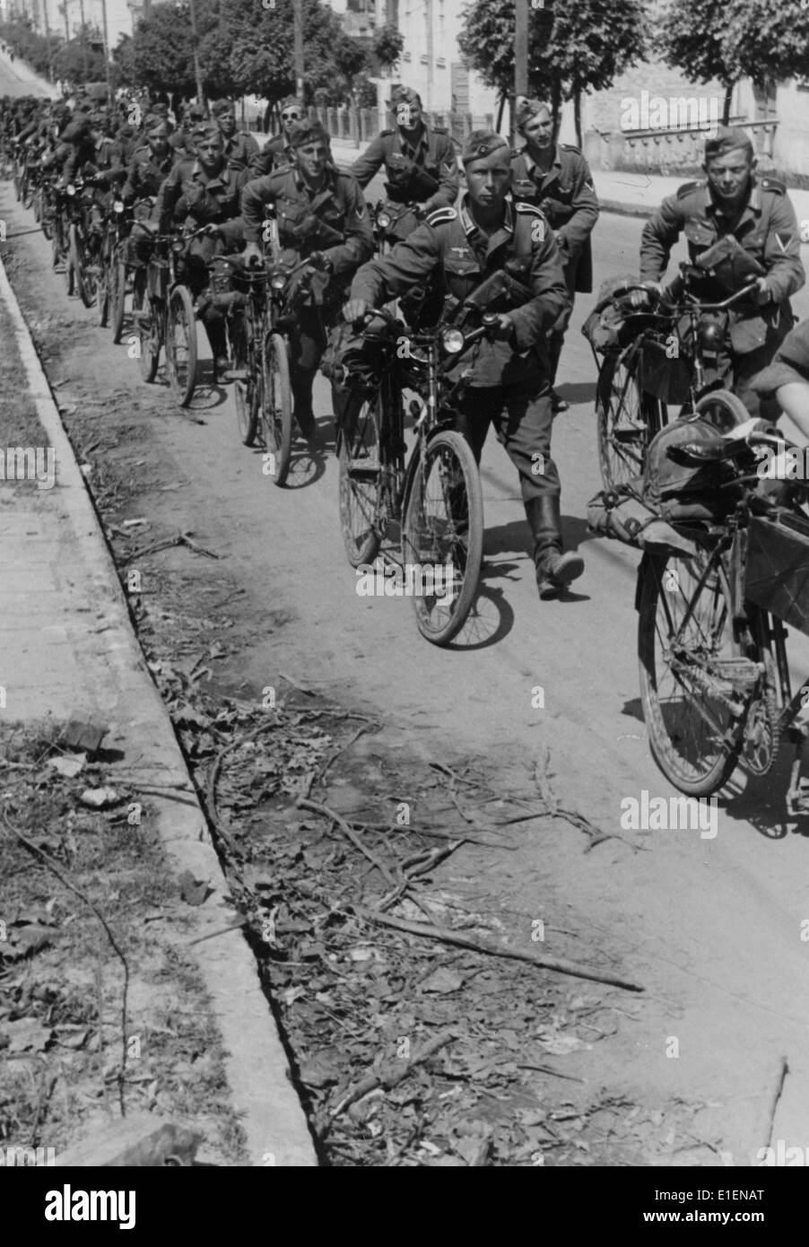 1942 marschieren deutsche Radtruppen an die Ostfront. Fotoarchiv für Zeitgeschichtee - KEIN KABELDIENST Stockfoto