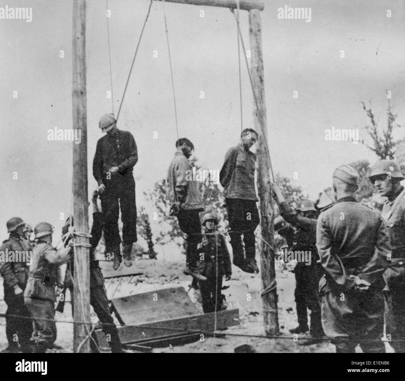 Deutsche Soldaten hängen sowjetische Zivilisten auf (Partisanen?) An der Ostfront 1942. Fotoarchiv für Zeitgeschichtee - KEIN KABELDIENST Stockfoto