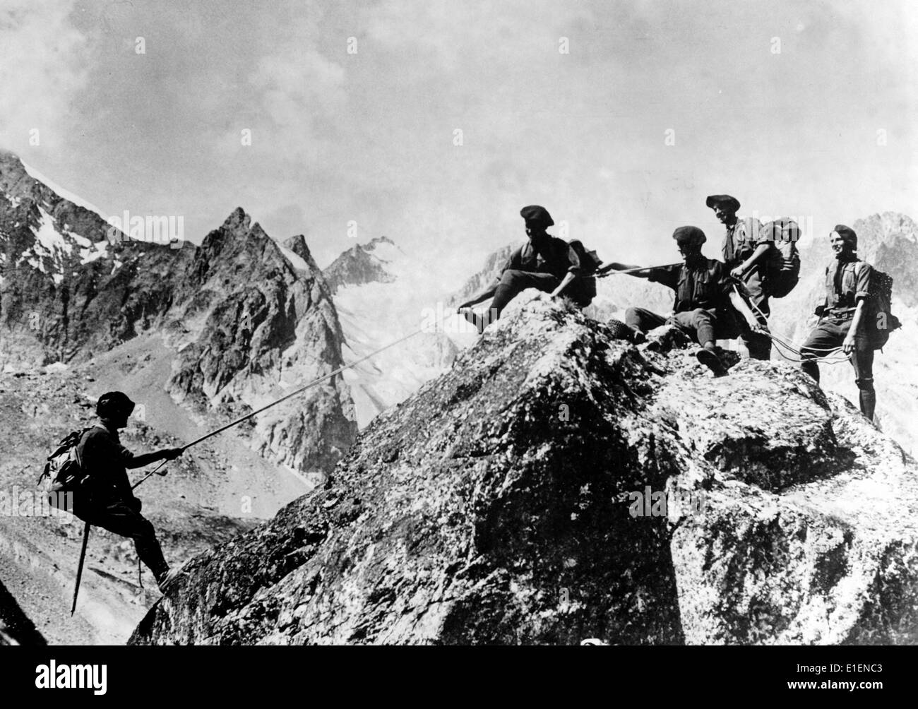 Das Propagandafild der Nazis zeigt französische Chasseurs, die im August 1938 auf dem D'Arsine-Gletscher in den französischen Alpen einen Gipfel erklimmen. Fotoarchiv für Zeitgeschichtee - KEIN KABELDIENST Stockfoto Das Propagandafild der Nazis zeigt französische Chasseurs, die im August 1938 auf dem D'Arsine-Gletscher in den französischen Alpen einen Gipfel erklimmen. Fotoarchiv für Zeitgeschichtee - KEIN KABELDIENST Stockfoto