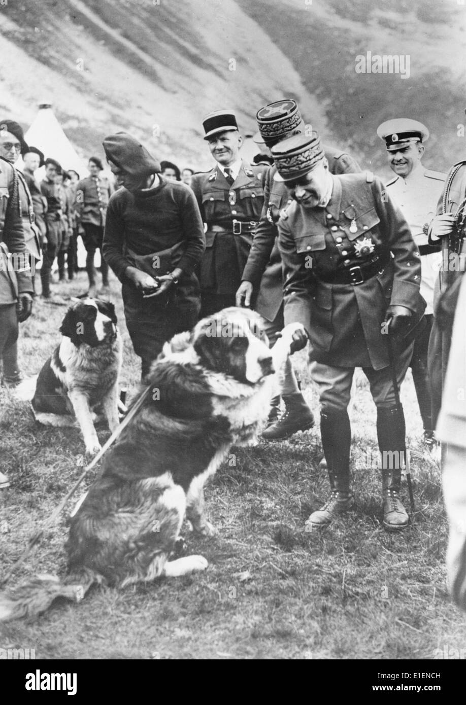 Das Nazi-Propagandafild zeigt den französischen General Maurice Gamelin bei einem Besuch in einem Lager der Chasseurs-Alpen in den nördlichen französischen Alpen im August 1939. Fotoarchiv für Zeitgeschichtee - KEIN KABELDIENST Stockfoto Das Nazi-Propagandafild zeigt den französischen General Maurice Gamelin bei einem Besuch in einem Lager der Chasseurs-Alpen in den nördlichen französischen Alpen im August 1939. Fotoarchiv für Zeitgeschichtee - KEIN KABELDIENST Stockfoto