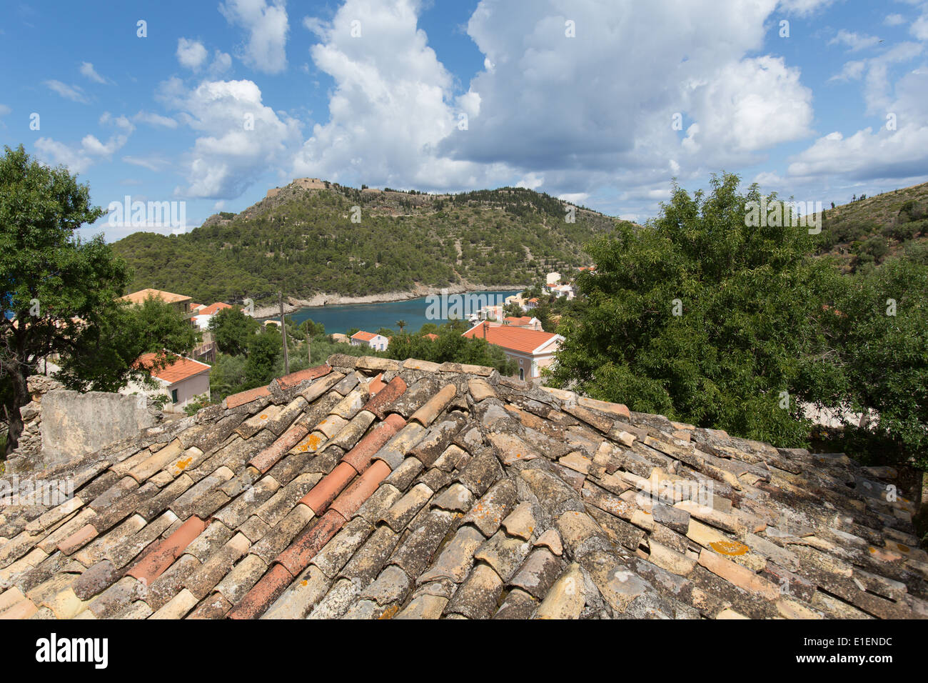 Dorf von Assos, Kefalonia. Auf der malerischen Dachterrasse Blick auf die bunt bemalten Waterfront Häuser und Wohnungen in Assos. Stockfoto