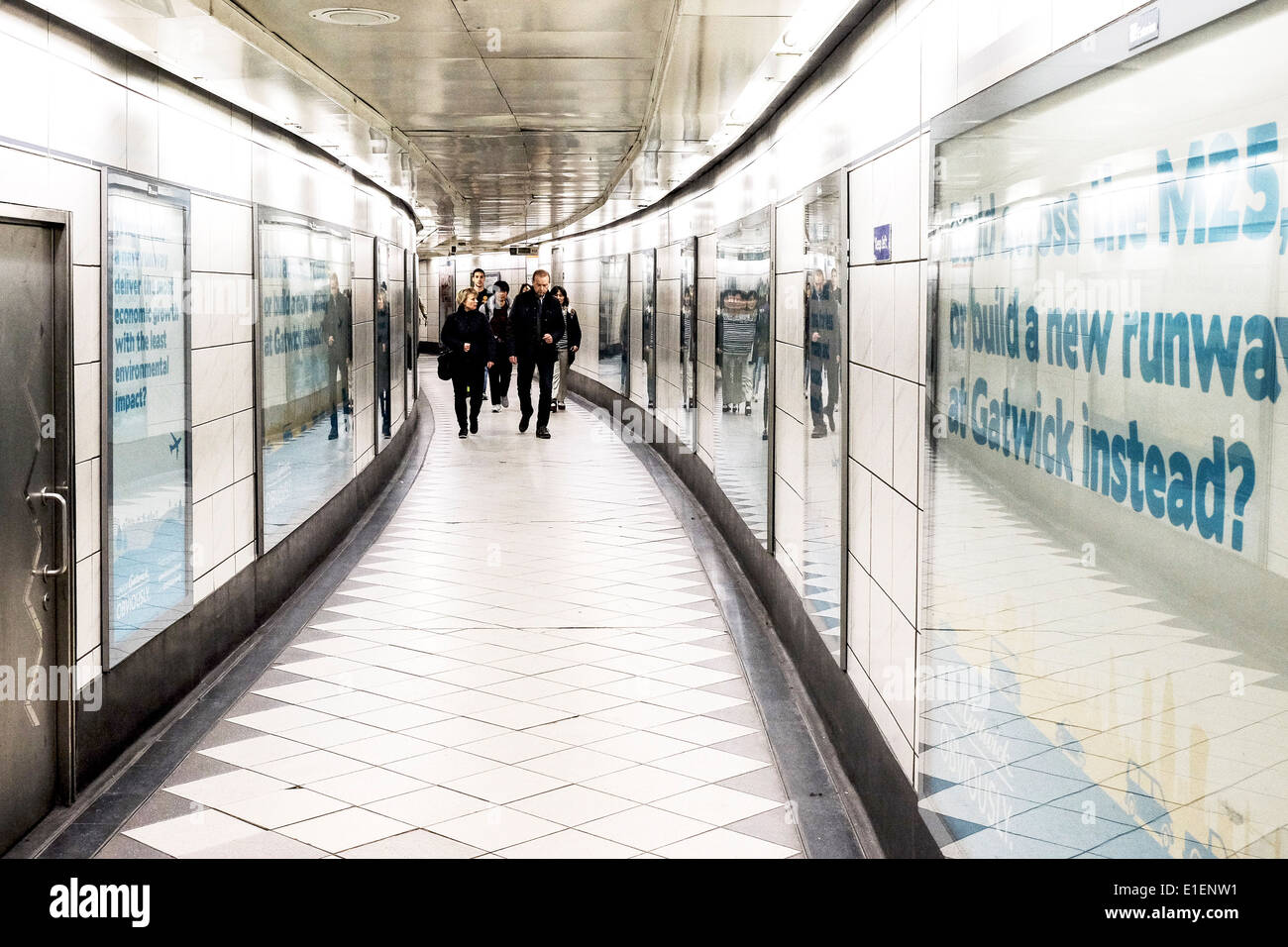 Pendler zu Fuß entlang einer Passage in einer u-Bahnstation. Stockfoto