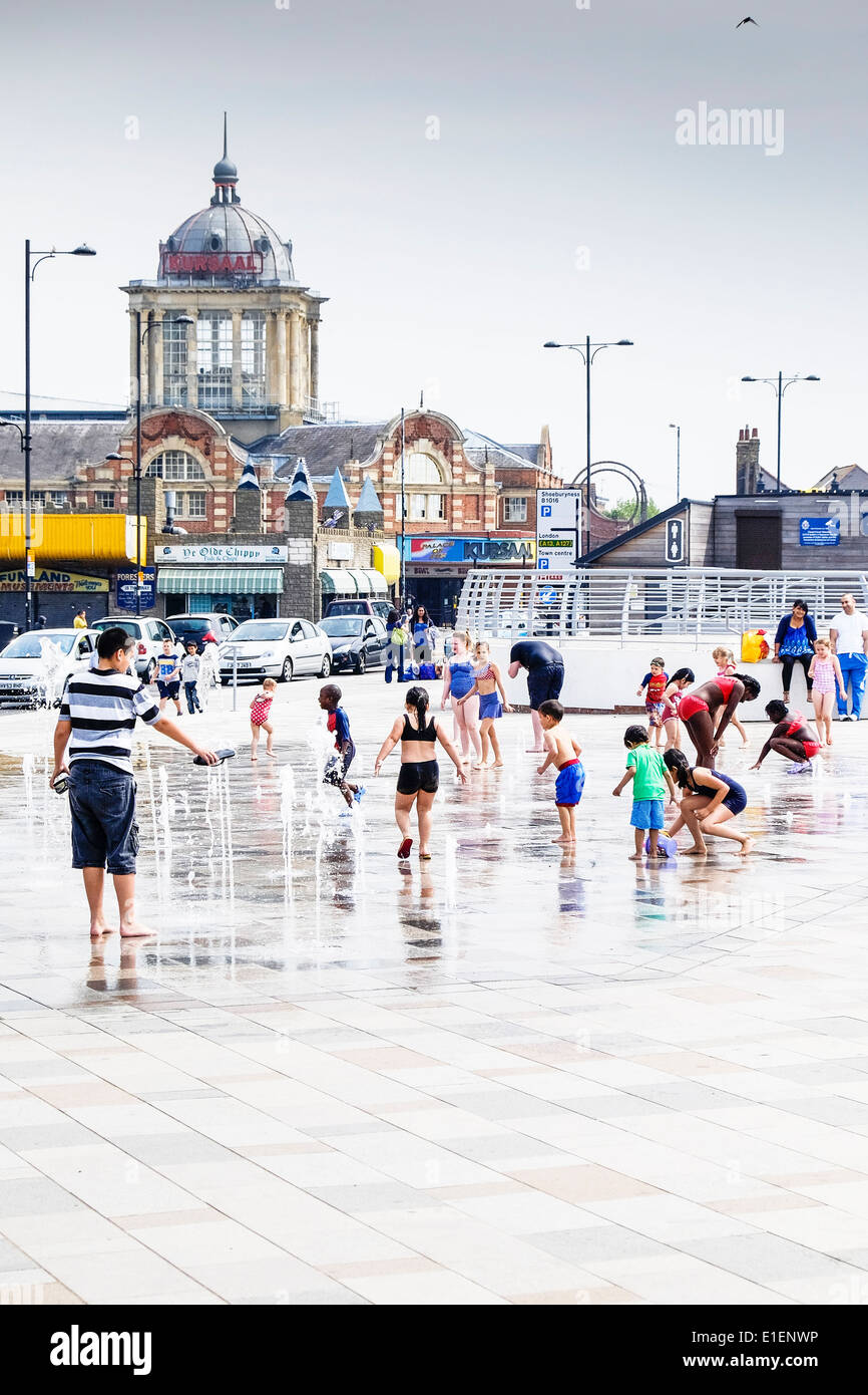Kinder spielen in den Brunnen am Southend direkt am Meer. Stockfoto