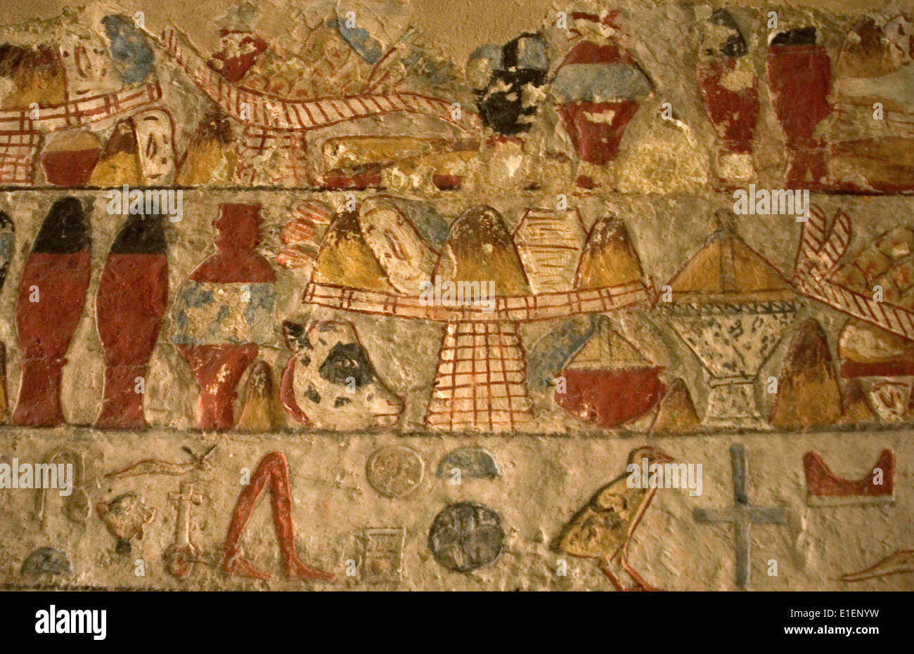 Ägyptische Kunst. Angebote-Tabelle für das Jenseits. Relief. Mastaba. 5. Dynastie. Altes Königreich. Nekropole von Sakkara. Ägypten. Stockfoto