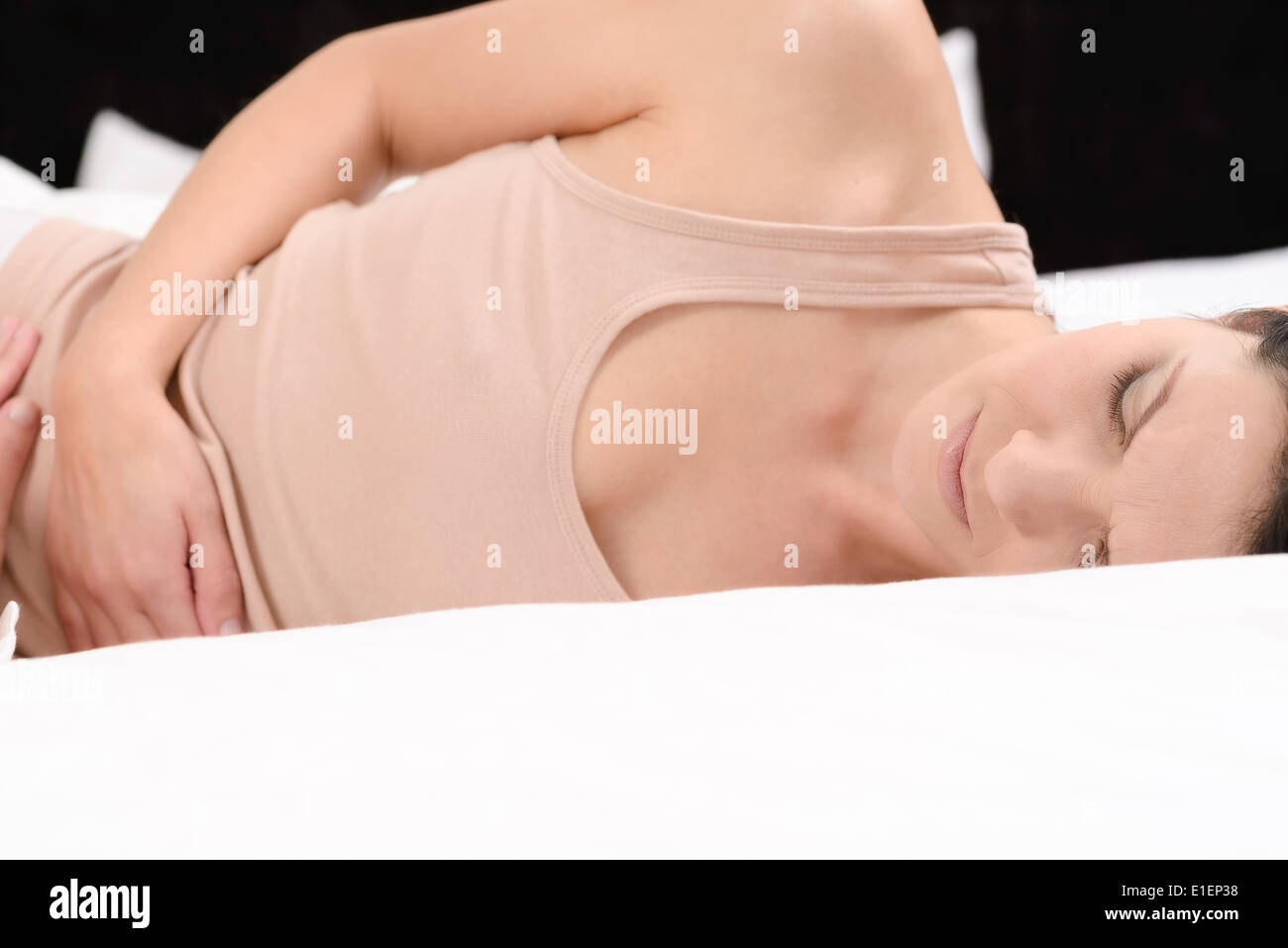 Frau mit akuten Bauchschmerzen Stockfoto