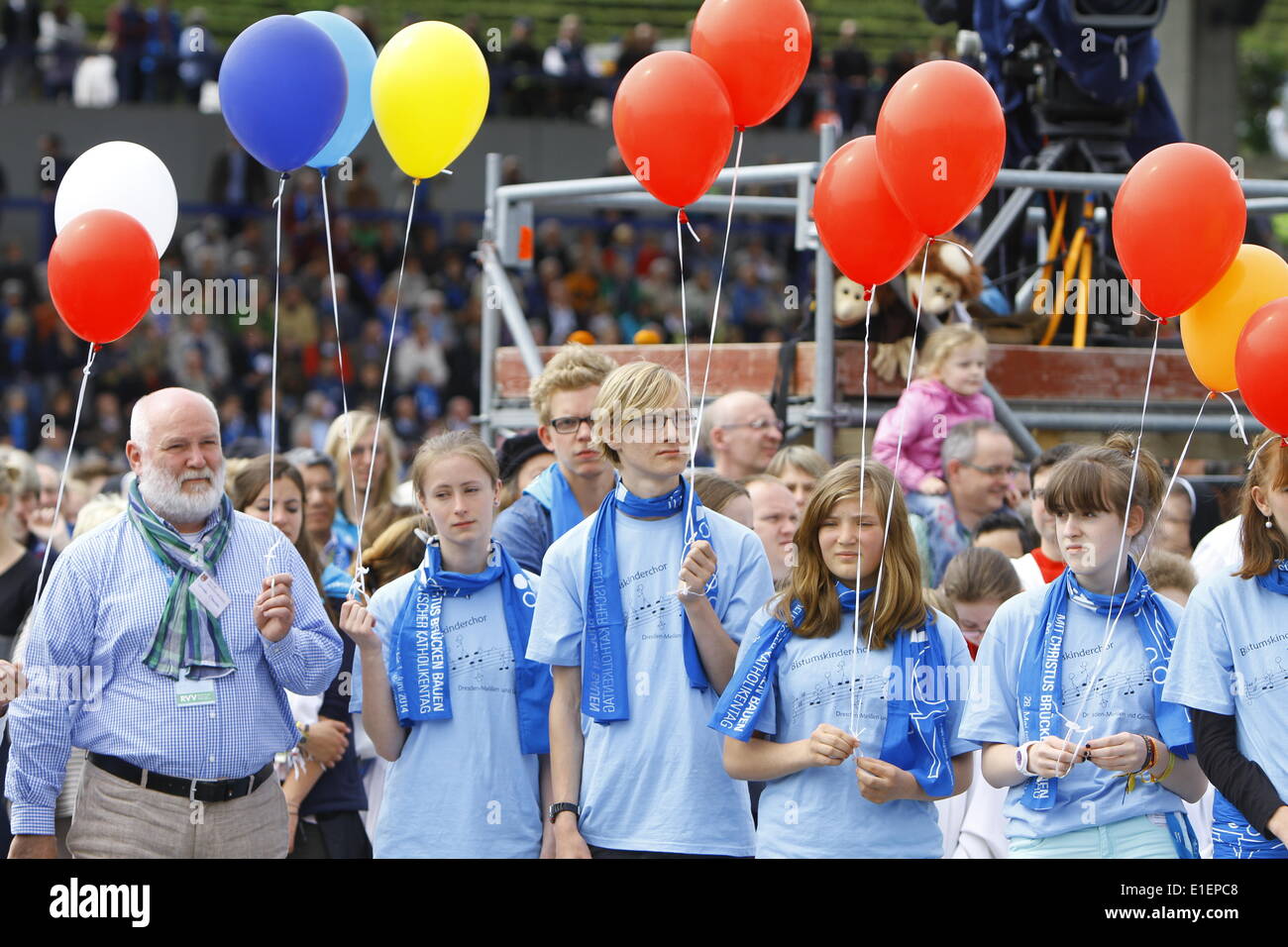 Regensburg, Deutschland. 1. Juni 2014. Kinder aus Leipzig tragen 100 Ballons in die Masse schließen die 99. Deutscher Katholikentag, Vertretung der 100. Deutscher Katholikentag in Leipzig im Jahr 2016 stattfinden. Tausende von Menschen kamen zu der Schließung Open-Air-Messe der 99. Deutscher Katholikentag (Deutsch-katholische Kirche-Kongress). Der Chef Zelebrant war Reinhard Marx, Kardinal-Erzbischof von München und Freising. Die Open-Air-Messe endete die 5-Tages-Kongress. Stockfoto