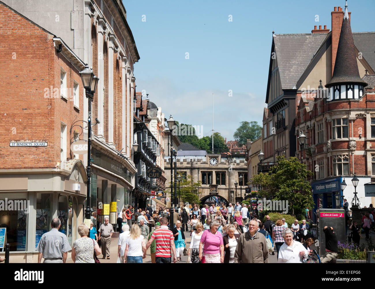 High Street beschäftigt mit Shopper im Stadtzentrum von Lincoln, Lincolnshire England UK Stockfoto