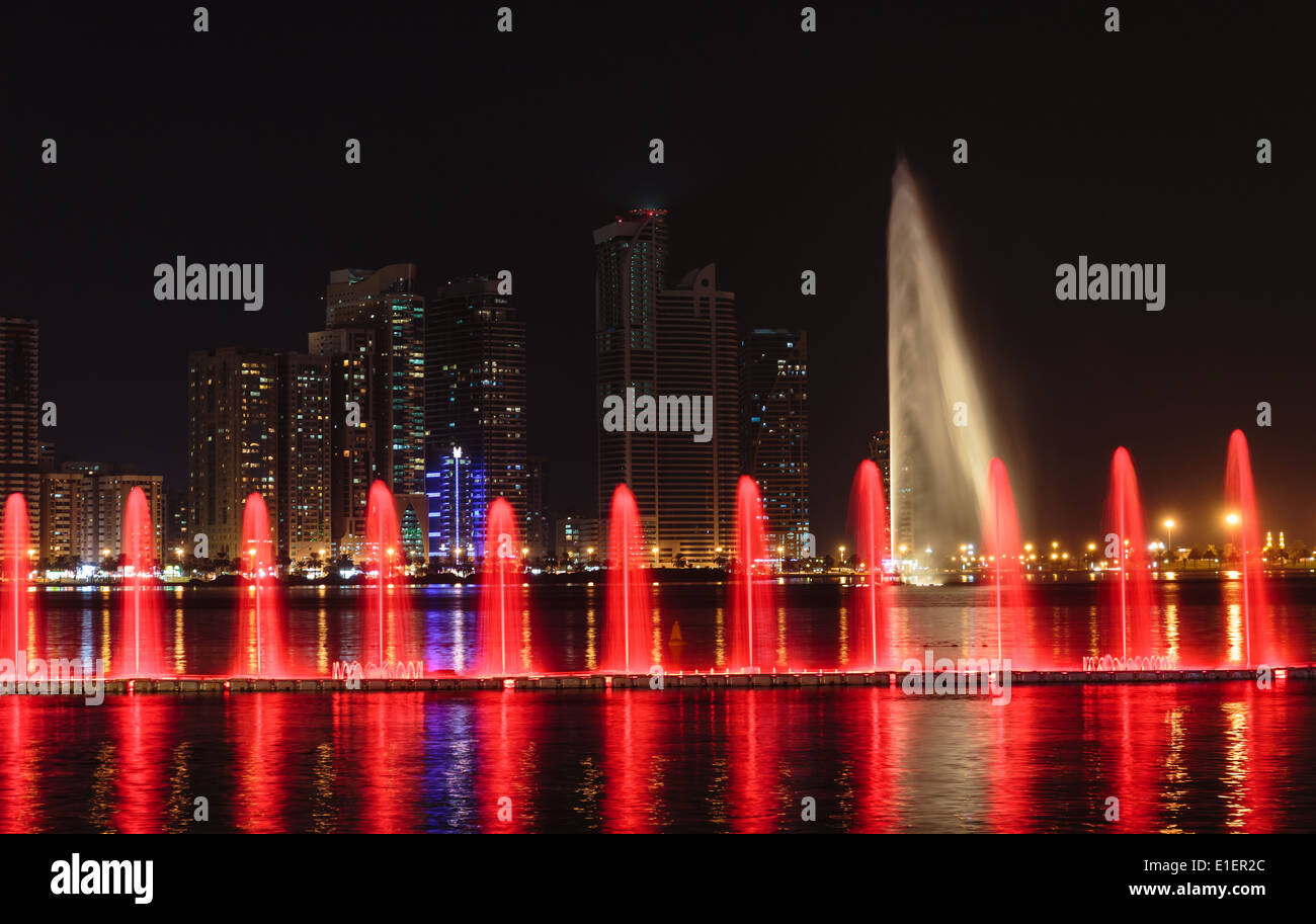 SHARJAH, Vereinigte Arabische Emirate - 29. Oktober 2013: Musikalische Brunnen-Show. Die Sharjah-Brunnen ist einer der größten Brunnen in der Region. Stockfoto