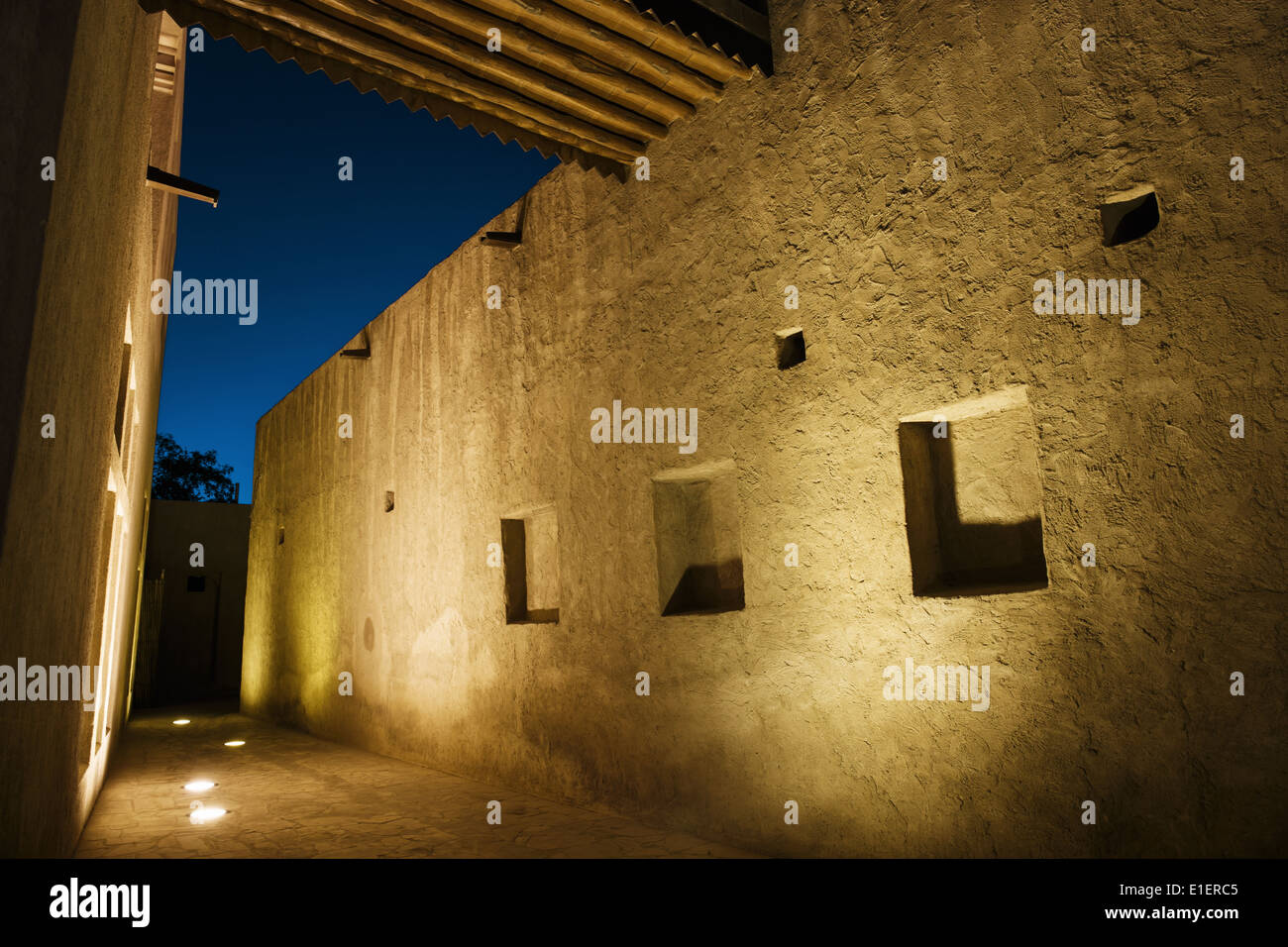 Nacht-Blick auf die Straßen der alten arabischen Stadt Dubai Vereinigte Arabische Emirate Stockfoto