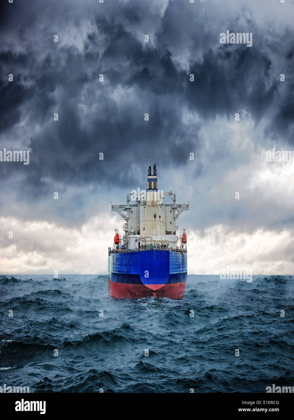 Dunkles Bild der großen Ladung Schiff in starker Sturm. Stockfoto