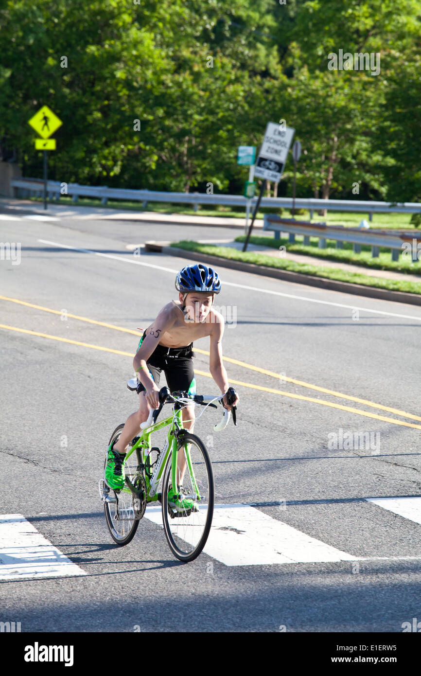 Arlington, Virginia, USA. 1. Juni 2014. Der Arlington Triathlon Club organisiert die erste Jugend-Triathlon in Arlington, VA. Die Veranstaltung war Teil des Arlington YouthMultisportFestival Stockfoto