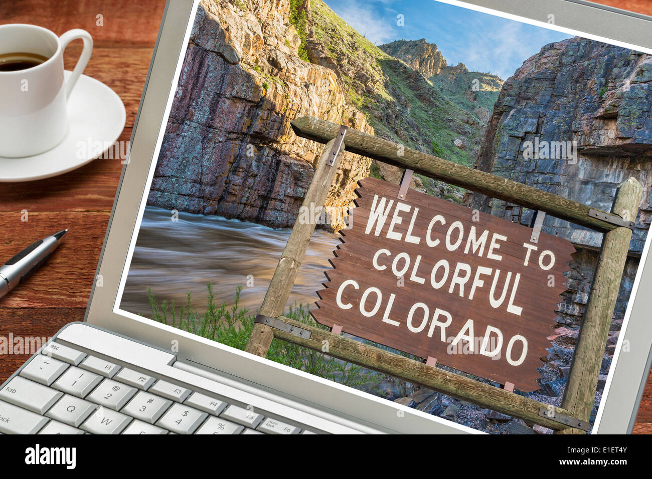 Colorado-Willkommens-Schild auf einem Laptop mit einer Tasse Kaffee - Planung Urlaub Konzept Stockfoto