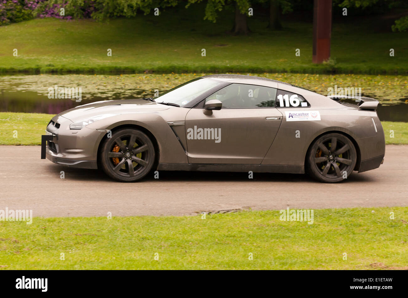 2010 Nissan GT-R ein Sprint Rennen im Motorsport auf dem Palast-2014. Stockfoto