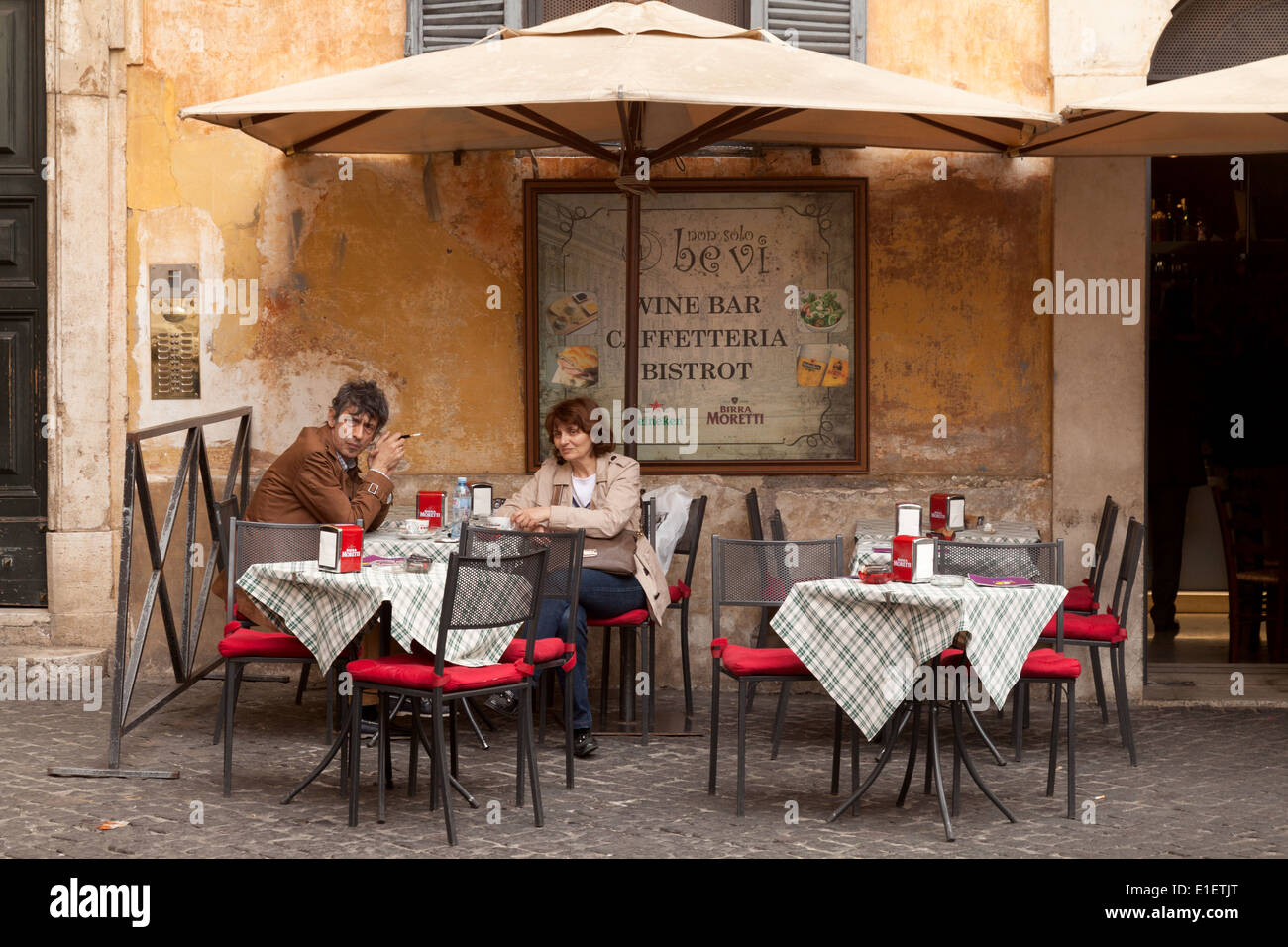 Rom Cafe - ein lokales Paar mittleren Alters, das eine morgendliche Tasse Kaffee draußen, Rom, Italien Europa Stockfoto
