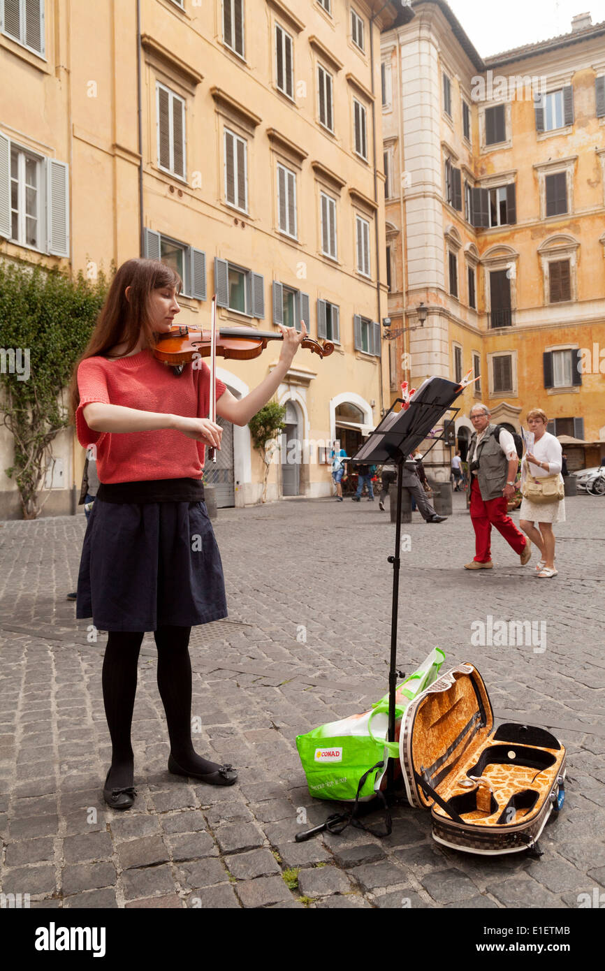 Ein Geiger als Straßenmusikant, Geige zu spielen, auf der Straße in Rom, Italien Europa Stockfoto