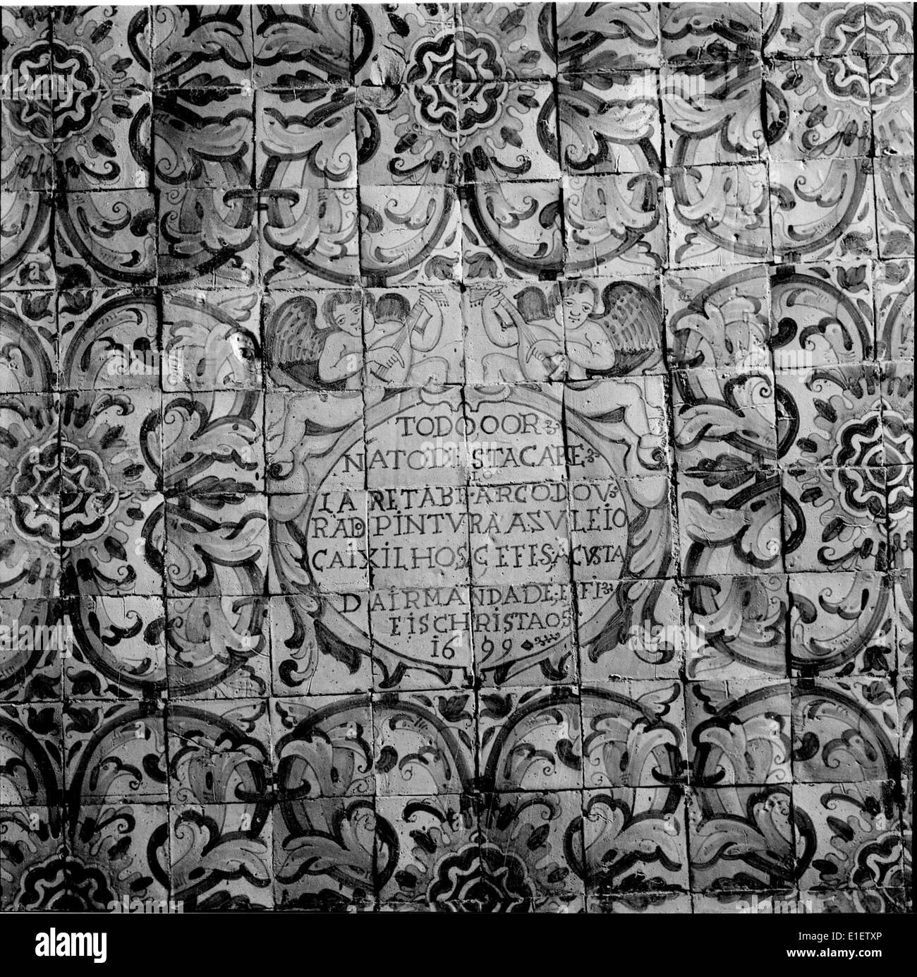 Die Igreja da Colegiada de São Salvador ist eine historische Kirche in Coimbra, Portugal. Die Kirche ist für ihre beeindruckende Architektur bekannt und verfügt über Azulejaria, traditionelle portugiesische blaue Keramikfliesen. Sie ist mit João Miguel dos Santos Simões, einem bekannten Architekten, verbunden. Stockfoto
