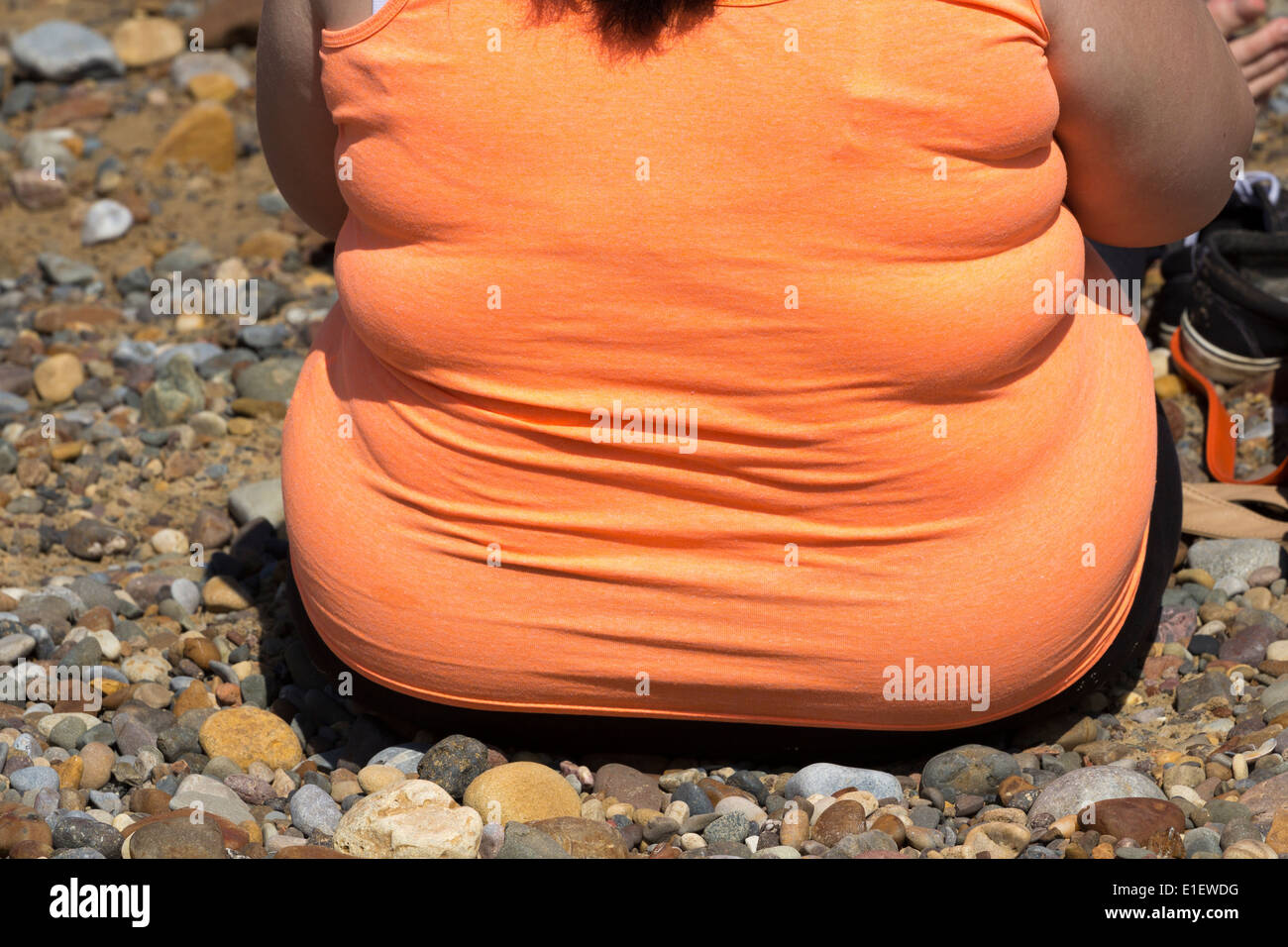 Übergewichtige Frau am Strand. UK Stockfoto
