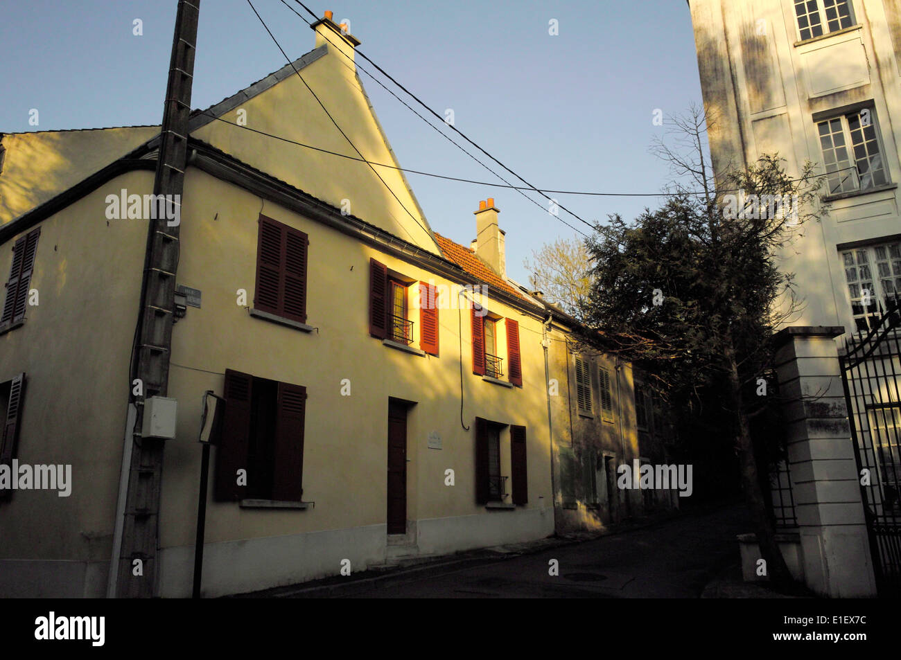 FRANKREICH. STRAßE IN DAS DORF, BENANNT