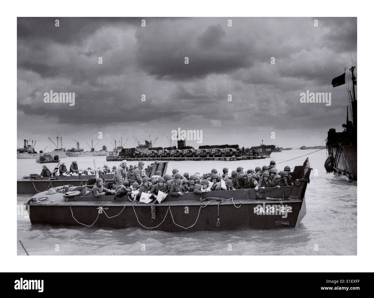 D-Day Omaha Invasion, amerikanische Truppen in Beach Landing Craft Unter dunklem Himmel Normandie Frankreich, 6. Juni 1944 Stockfoto
