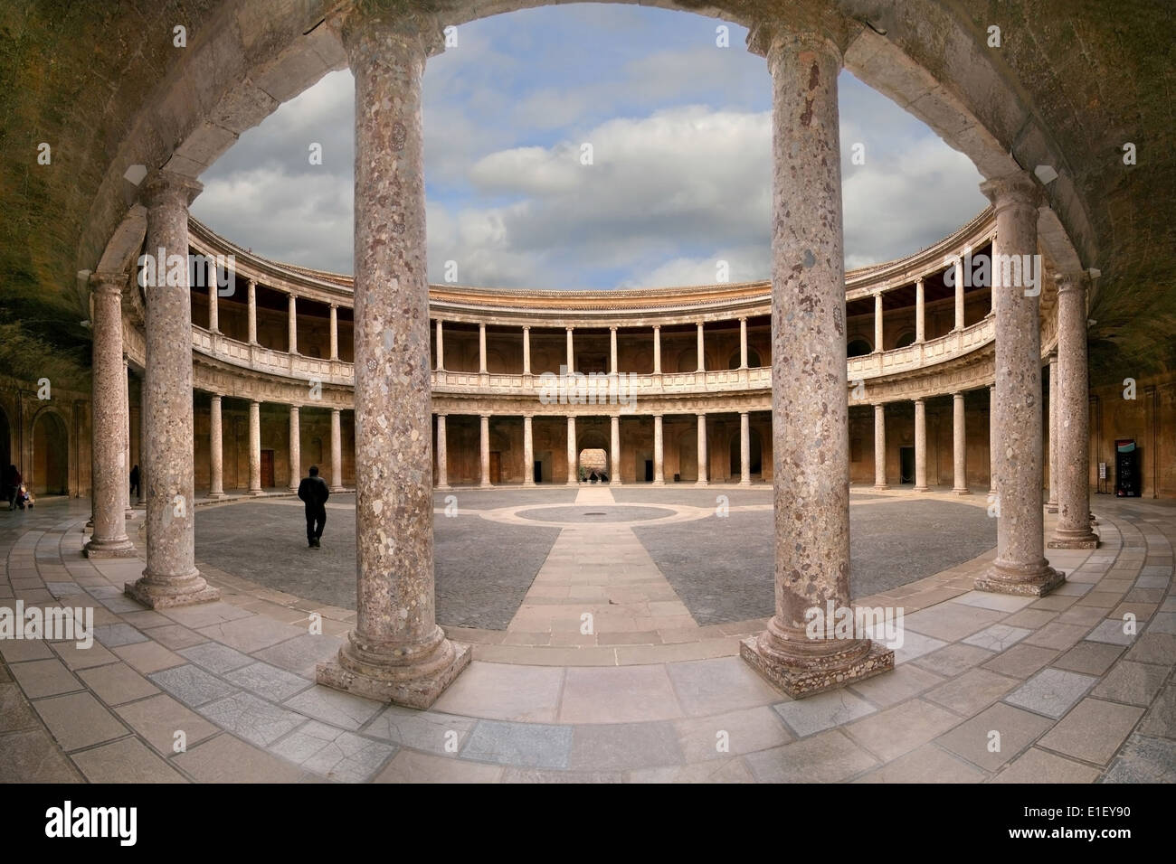 Innenhof des Palastes von Charles V (Palacio de Carlos V) in La Alhambra, Granada, Spanien. Stockfoto