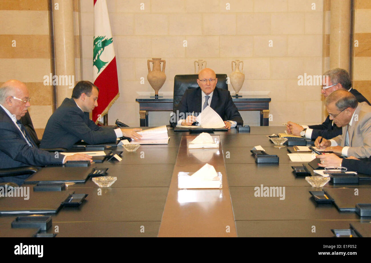Beirut, Libanon. 2. Juni 2014. Libanon Prime Minister Tammam Salam (C) thront ein Treffen in Beirut, Libanon, 2. Juni 2014. Ein libanesische interministerieller Ausschuss unter der Leitung von Ministerpräsident Tammam Salam angenommen einen vier-Stufen-Plan am Montag zu konfrontieren die wachsende syrischer Flüchtling-Krise im Land und den Zustrom von Flüchtlingen in den Libanon zu begrenzen. © Dalati Nohra/Xinhua/Alamy Live-Nachrichten Stockfoto