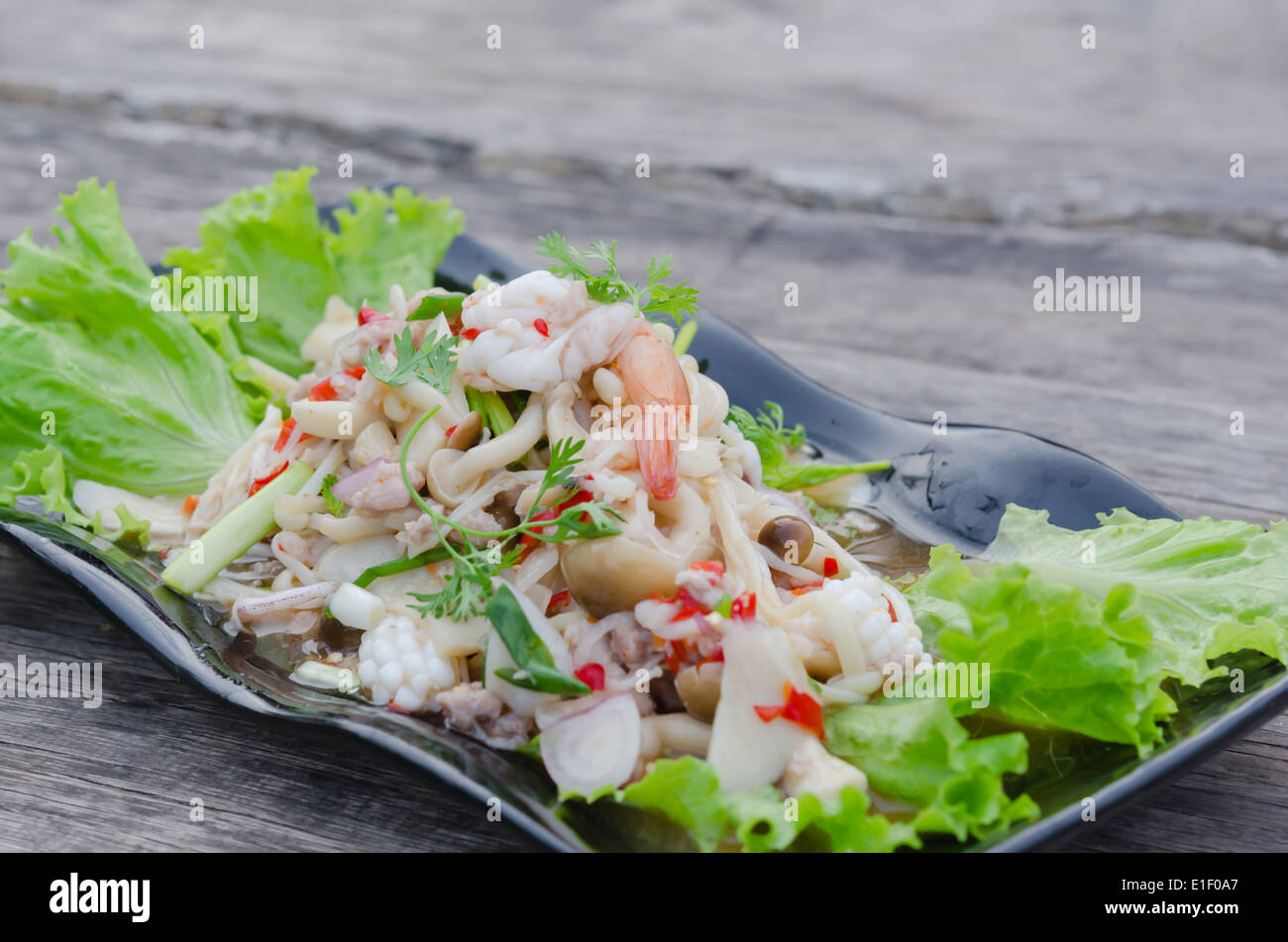 würziger Salat, Garnelen und Gemüse, asiatische Lebensmittel mischen Stockfoto