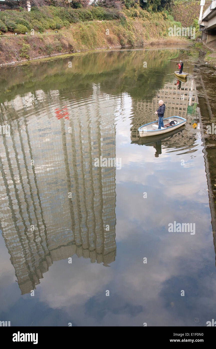 Menschen sind von einem Ruderboot in einem kleinen Teich im Geschäftsviertel in Tokio, Akasaka Angeln. Stockfoto