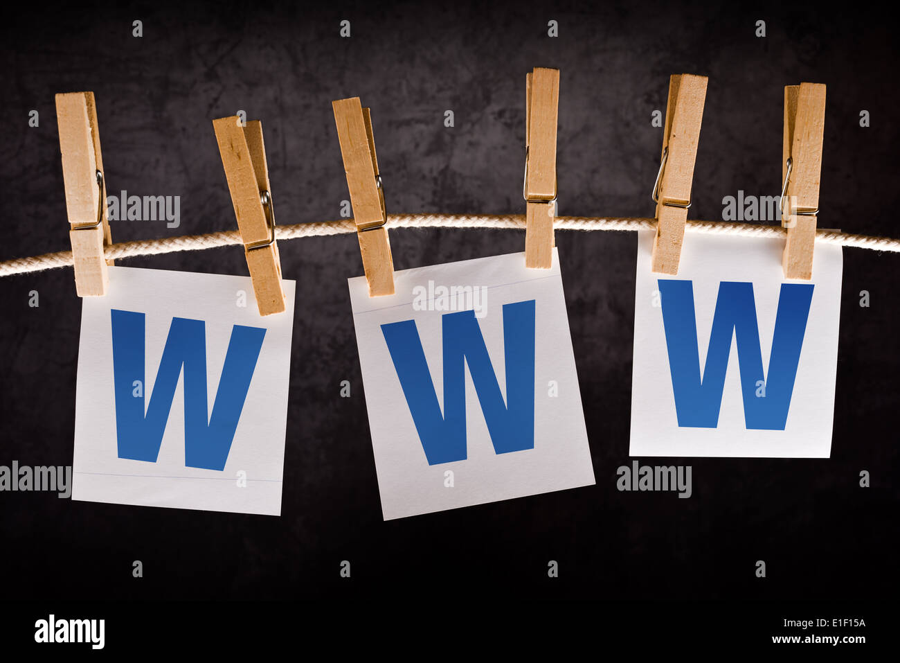 WWW, Internet-Konzept. WWW Buchstaben gedruckt auf Notizpapier Seil hängen. Stockfoto