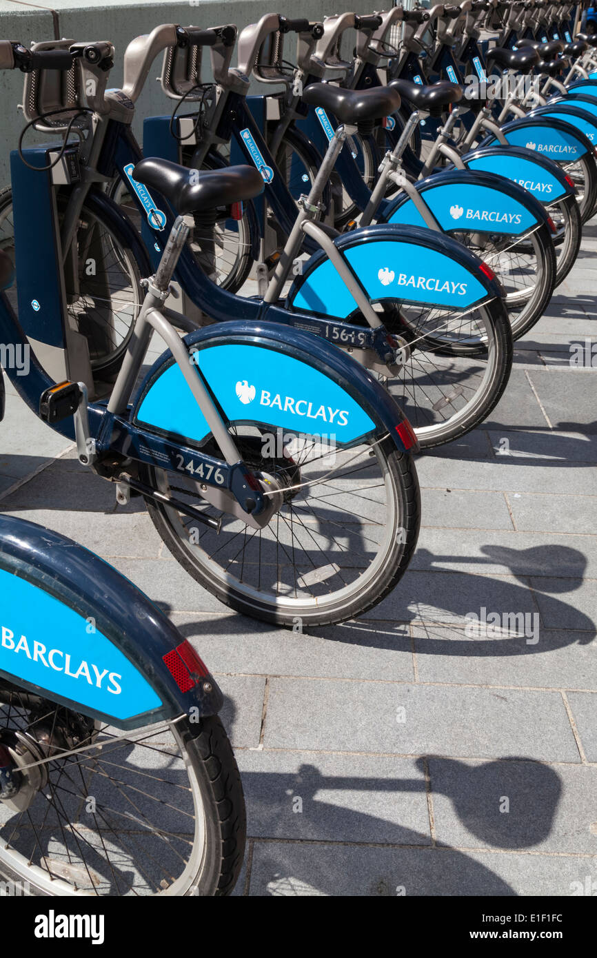Barclays gesponserten Fahrrad. den Spitznamen Boris Fahrräder, Fahrradverleih bike Docking Station in London. Stockfoto