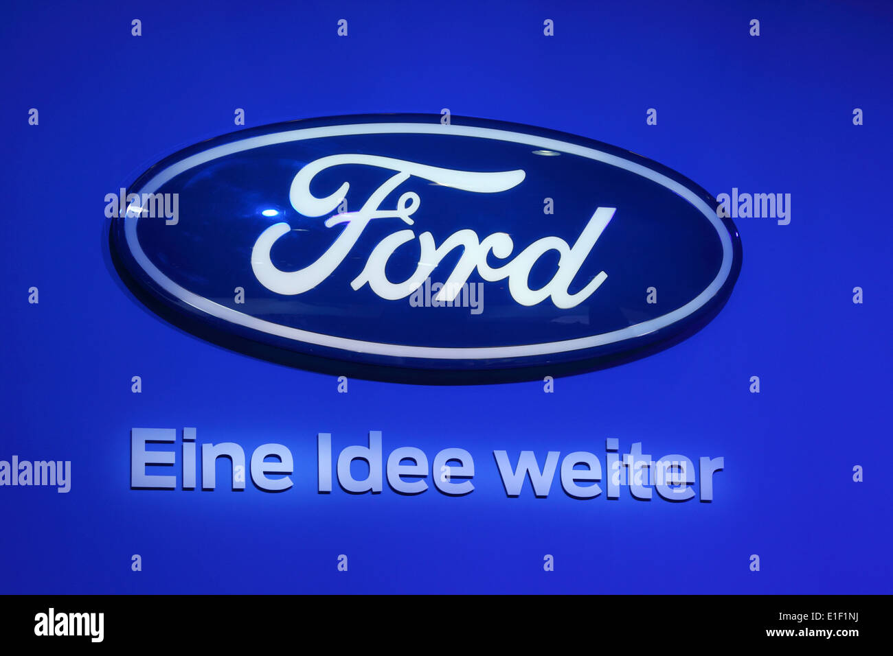 Ford Logo und Motto - Eine Idee Weiter (eine Idee nach vorne) auf der AMI - Auto Mobil International Trade Fair am 1. Juni 2014 in Stockfoto