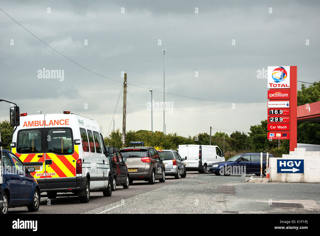 Fahrzeuge, die Schlange an einer Tankstelle bei Treibstoffmangel im Vereinigten Königreich Stockfoto