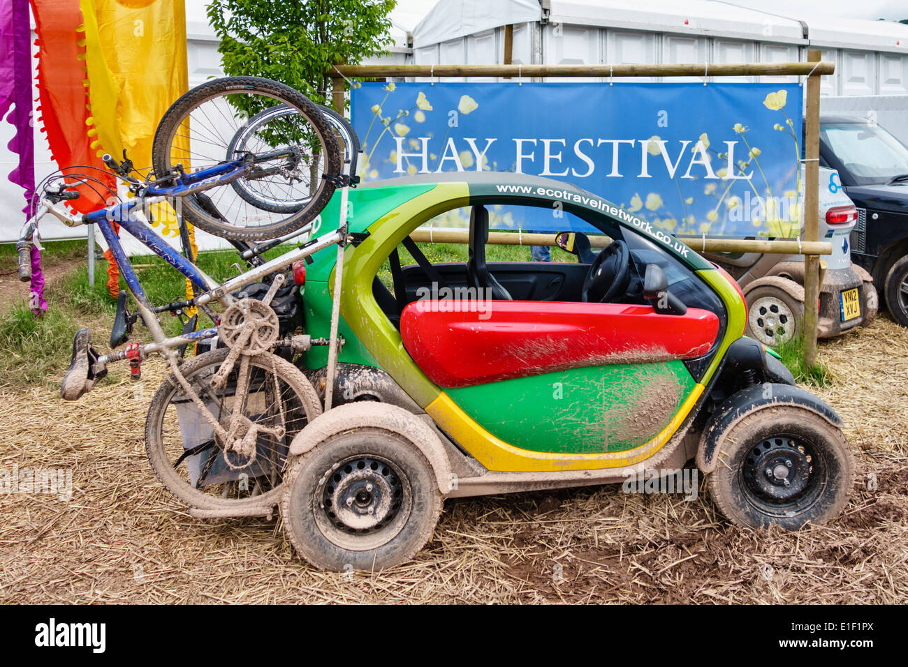 Renault Twizy Elektro-Autos gemietet durch Eco Travel Network auf der schlammigen 2014 Hay Festival of Literature Stockfoto