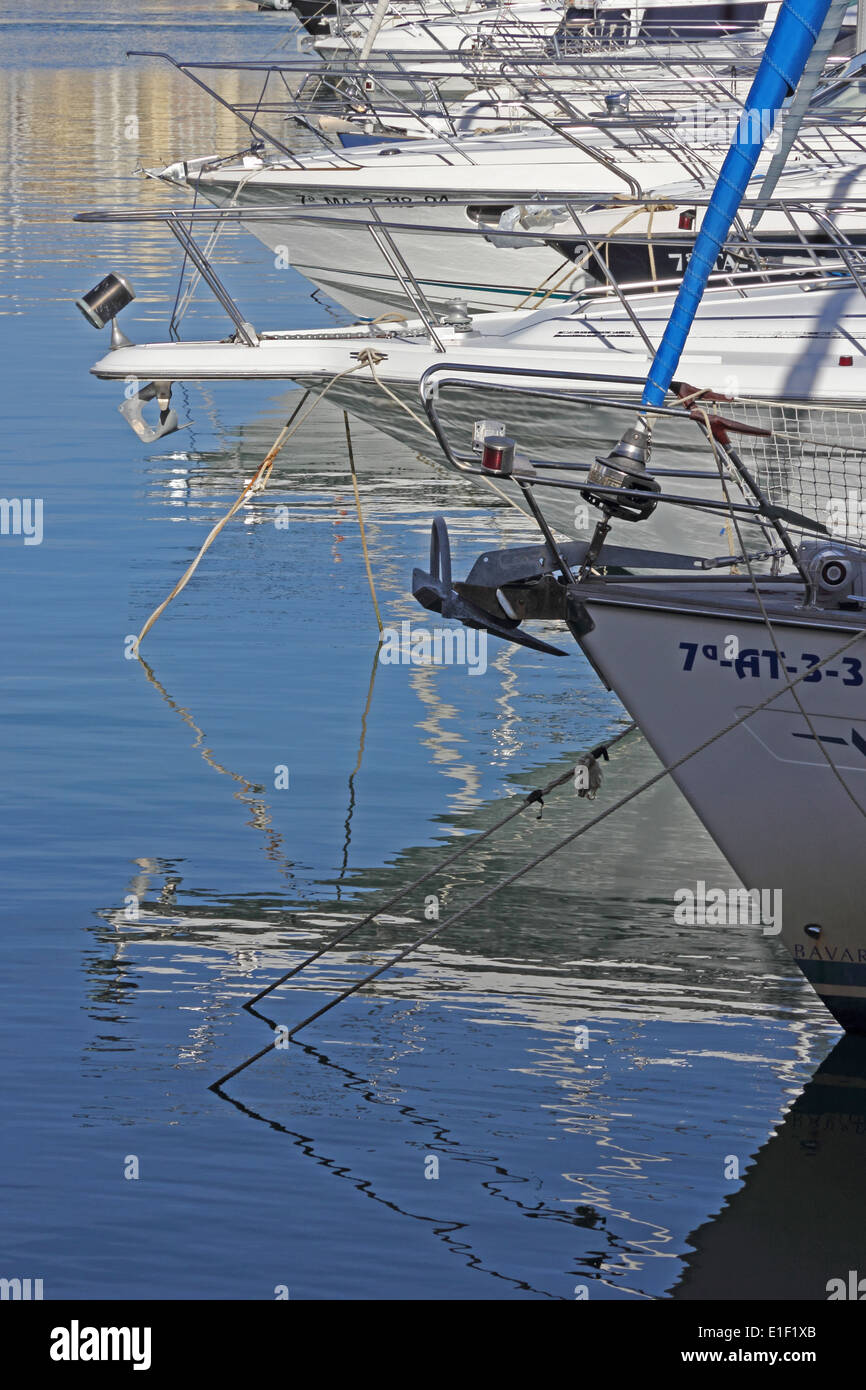 Segelyachten vor Anker im Hafen, Benalmadena, Spanien Stockfoto