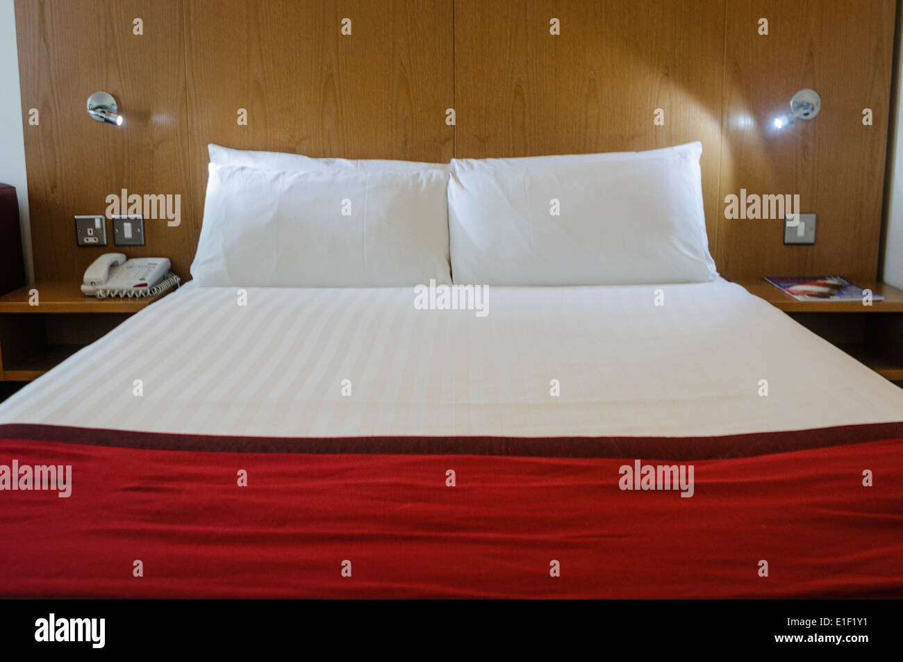 Ein typisches Hotel-Doppelbett Stockfoto
