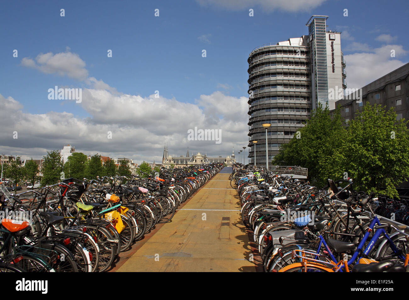 Mehrstufige Bikepark in Amsterdam Centraal Station Stockfoto