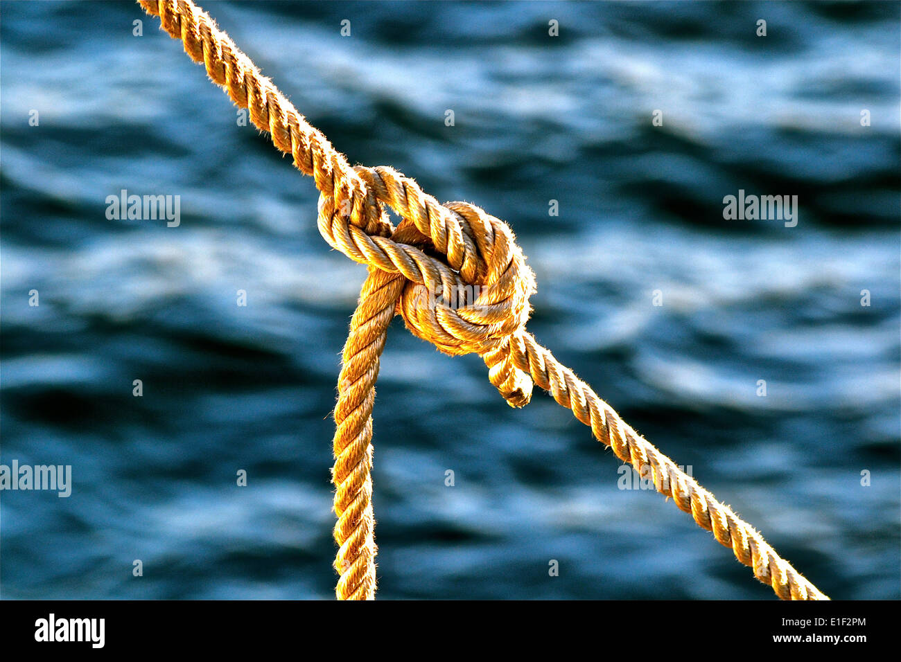 Seil über Wasser gebunden Stockfoto