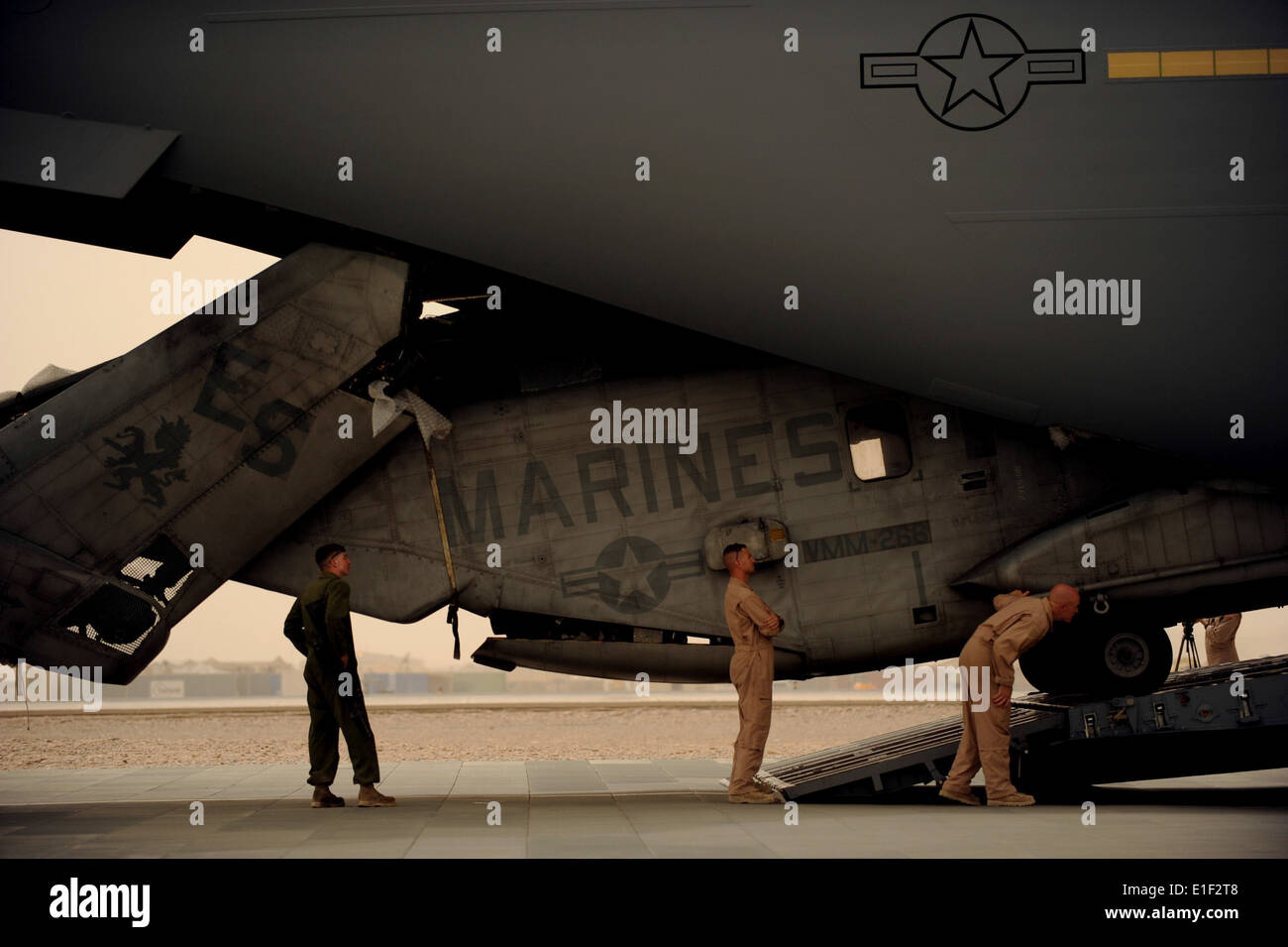 US-Marines zugewiesen, 266. Medium Tilt Rotor Squadron und US-Flieger aus dem 10. und 6. Luftbrücke Geschwader vor Ort ein U. Stockfoto