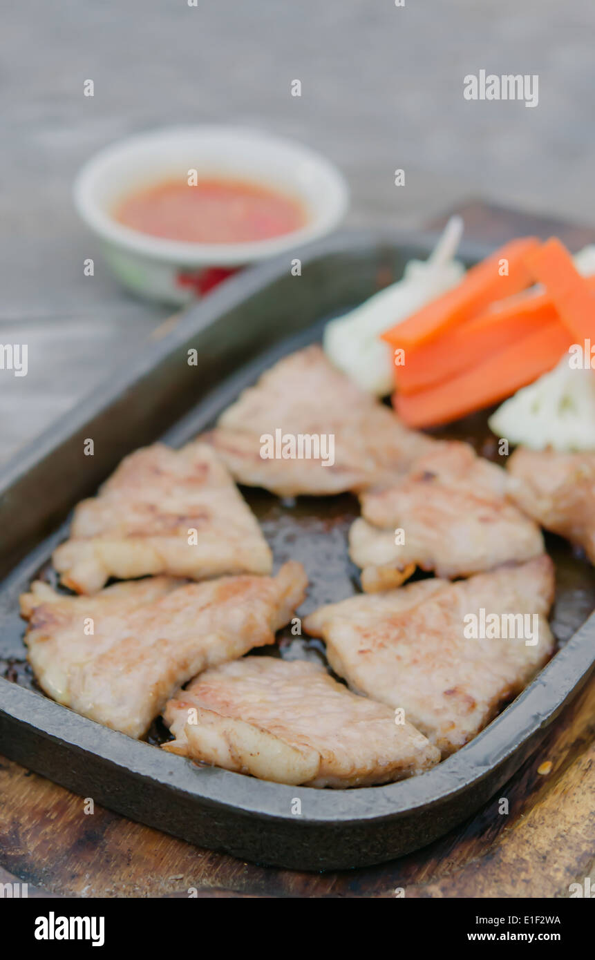Nahaufnahme von gegrilltem Schweinefleisch mit Gemüse und Chili-sauce Stockfoto