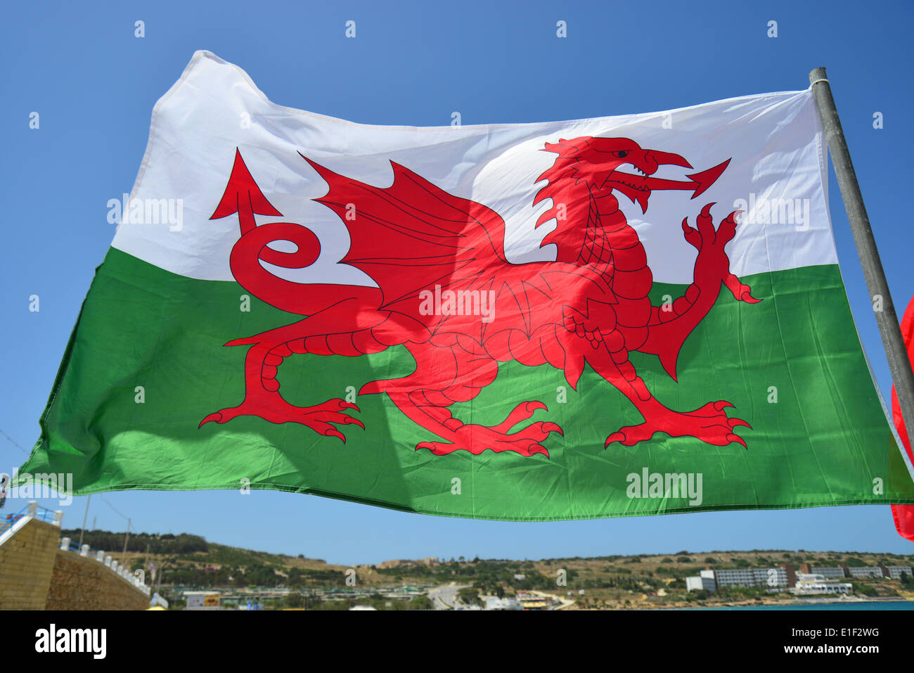 Walisische Flagge, Ghadira Bay, Mellieha (il-Mellieha), Northern District, Malta Majjistral Region, Republik Malta Stockfoto