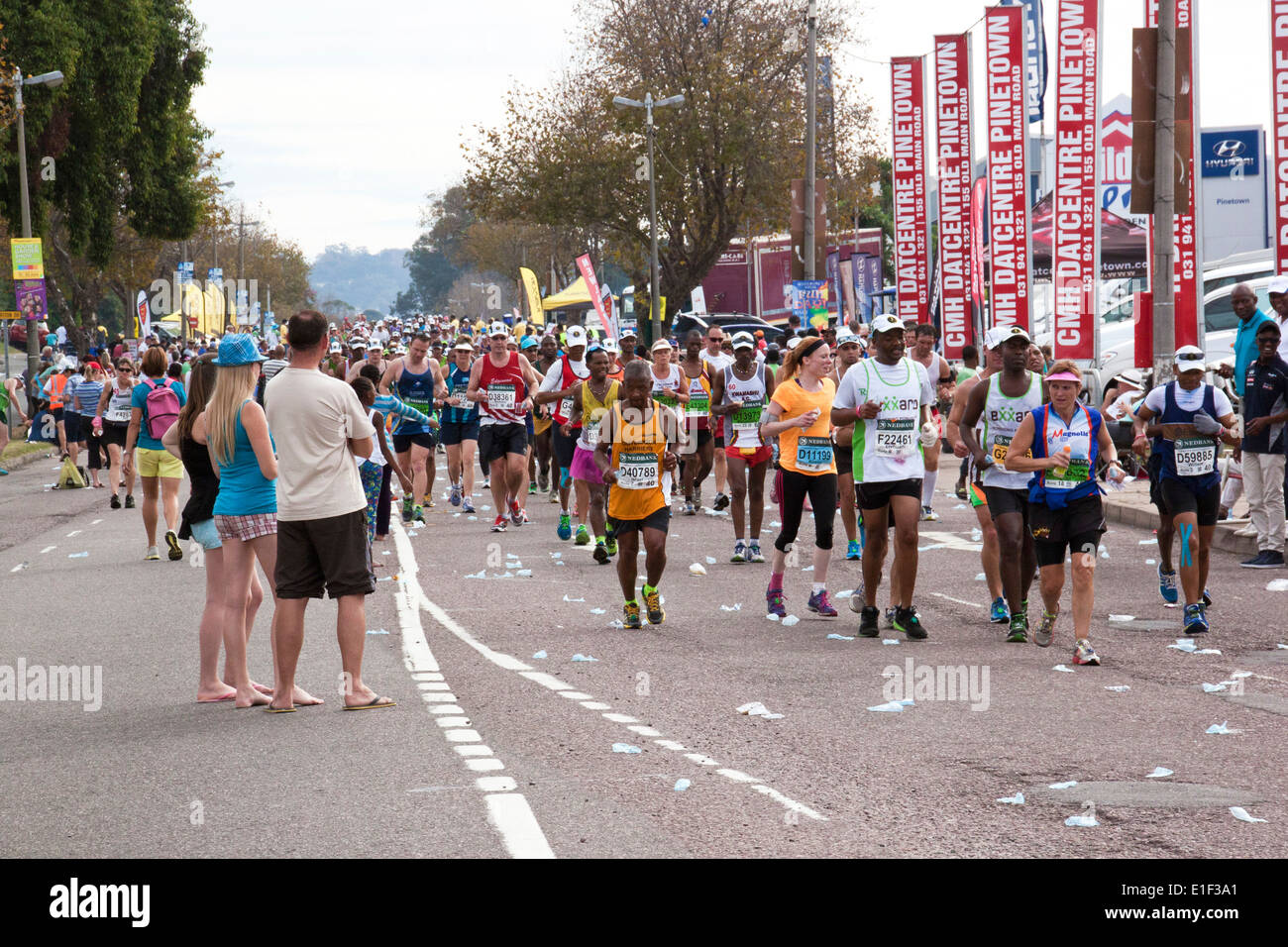 Zuschauer Uhr Läufer Pass in den Langstrecken Kameraden Ultra Marathon zwischen Pietermaritzburg und Durban in Südafrika. Stockfoto