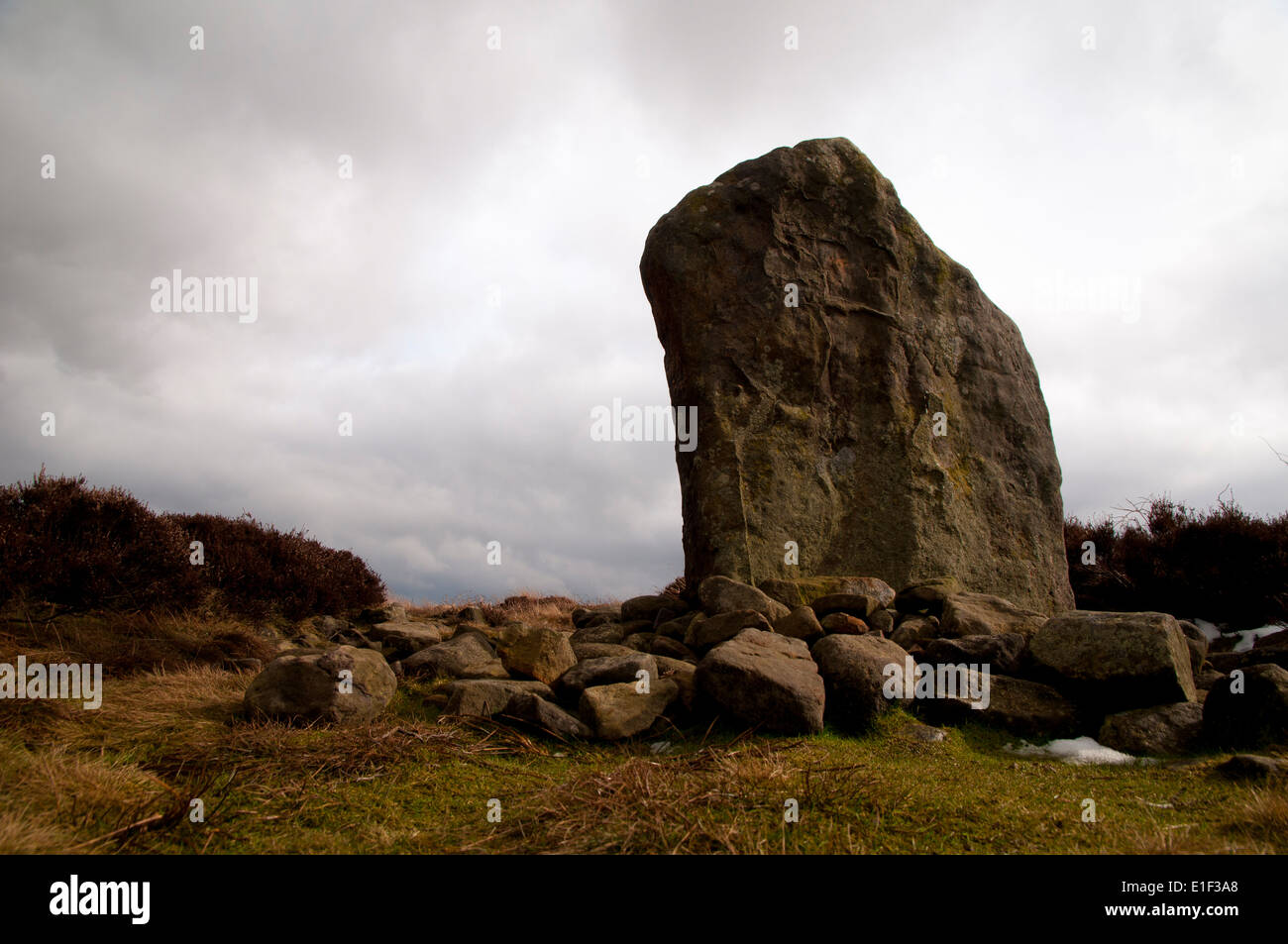 Ein Stein Monolith hoch auf Danby Rigg über kleine Fryup Dale in den North York Moors National Park, North Yorkshire. März. Stockfoto