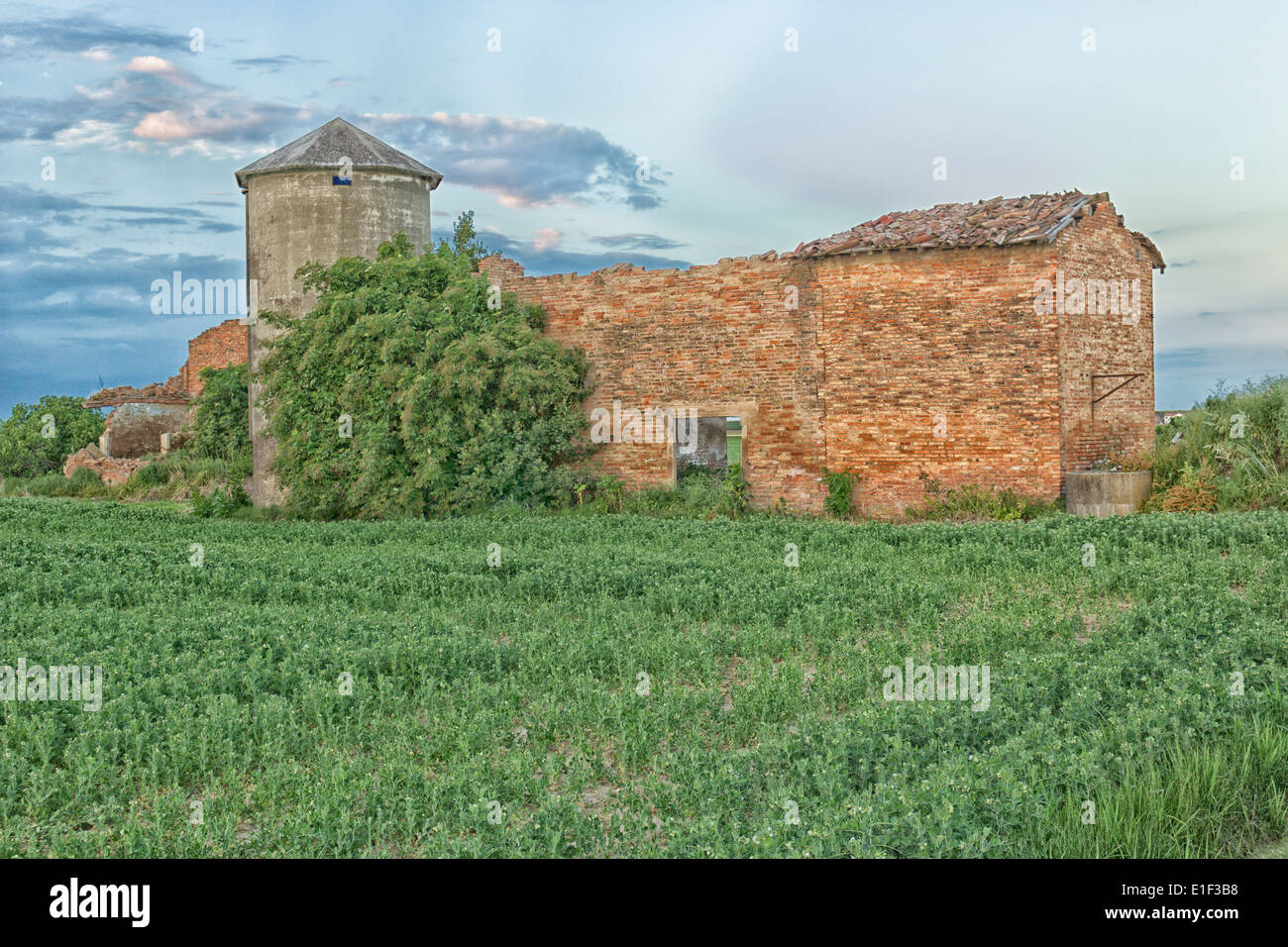 Zerstörten Bauern Häuser im italienischen Landschaft Stockfoto