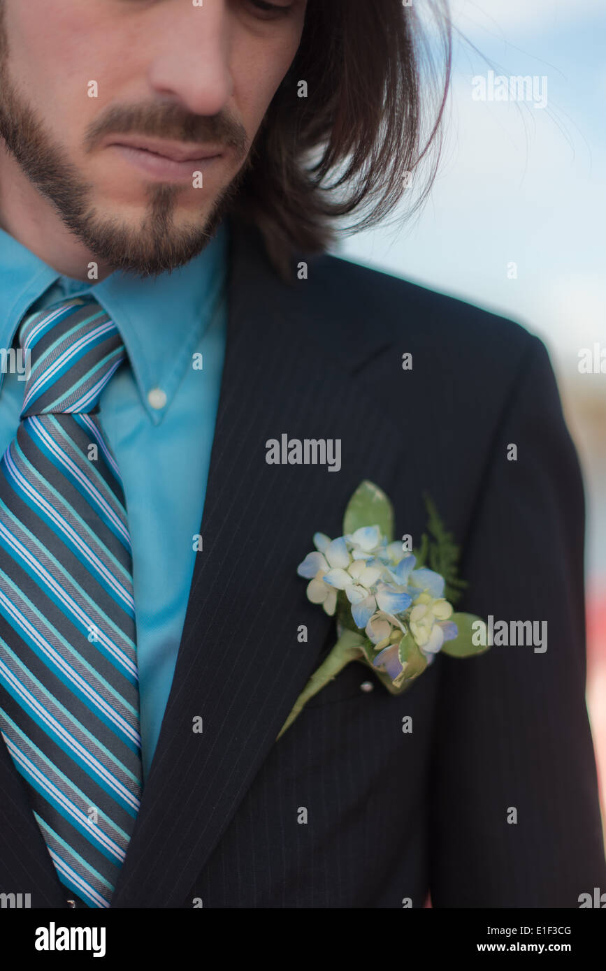 Bräutigam mit einer Hortensie Boutonnière. Stockfoto